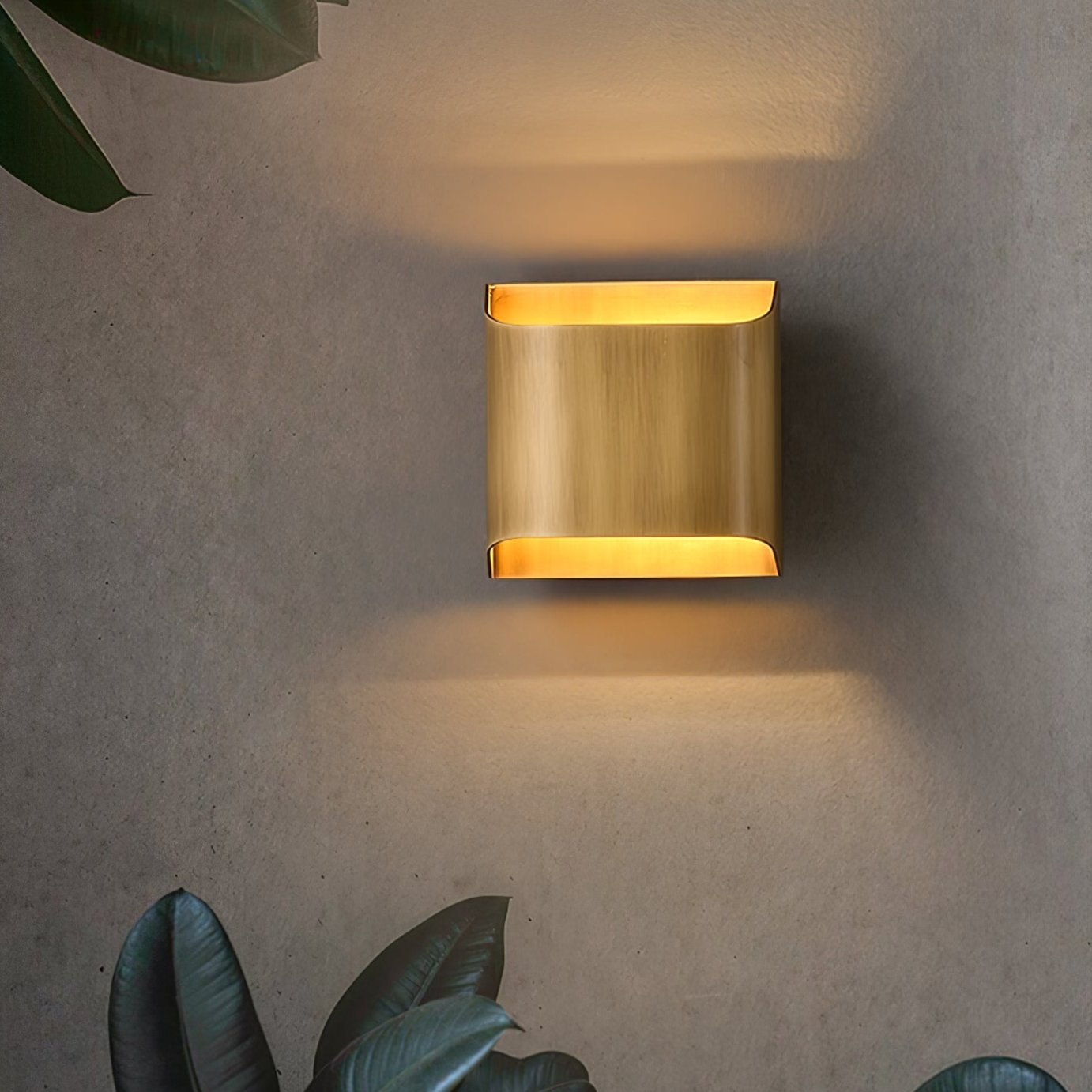 Kestrelon | Slanke silhouet geometrische messing wandlamp