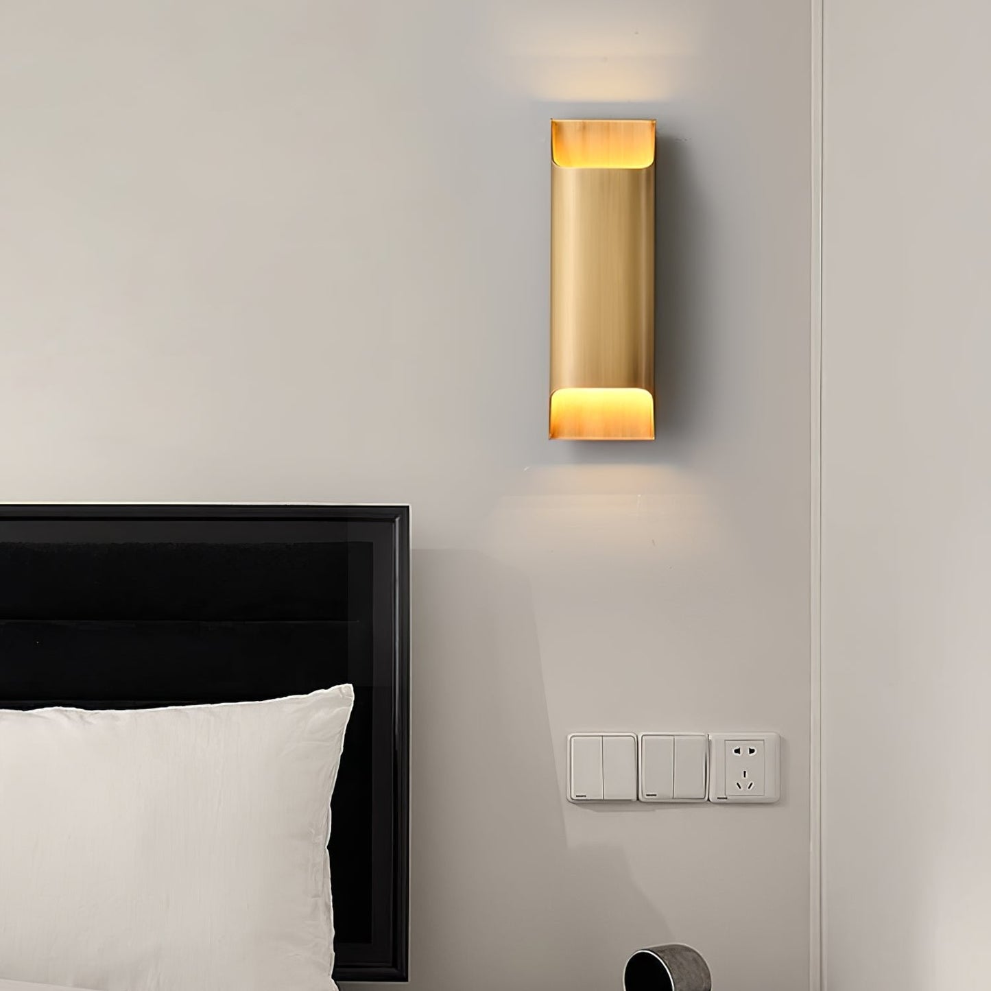 Kestrelon | Slanke silhouet geometrische messing wandlamp