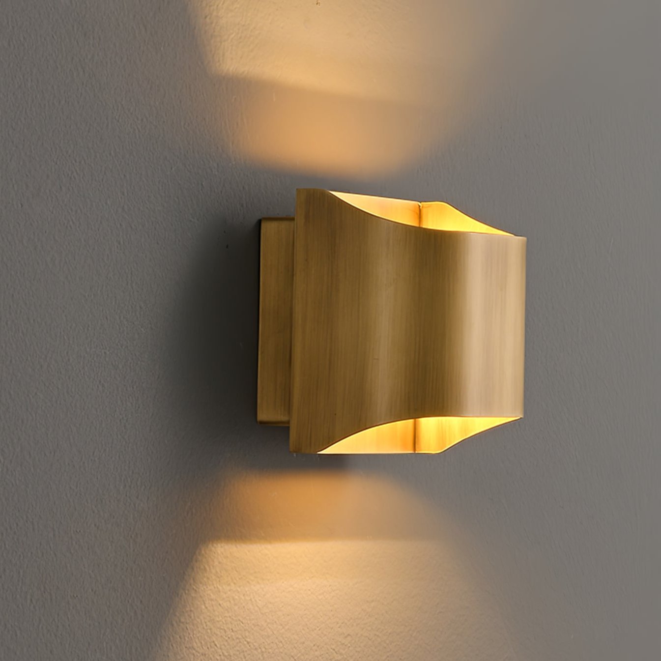 Kestrelon | Slanke silhouet geometrische messing wandlamp