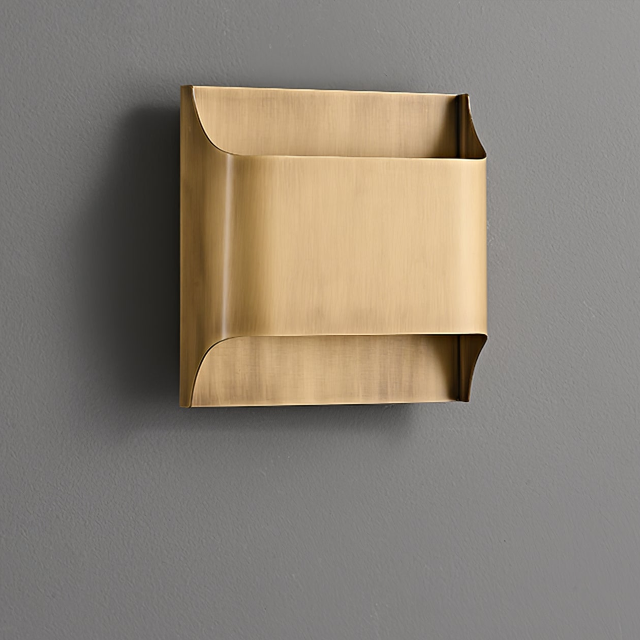 Kestrelon | Slanke silhouet geometrische messing wandlamp