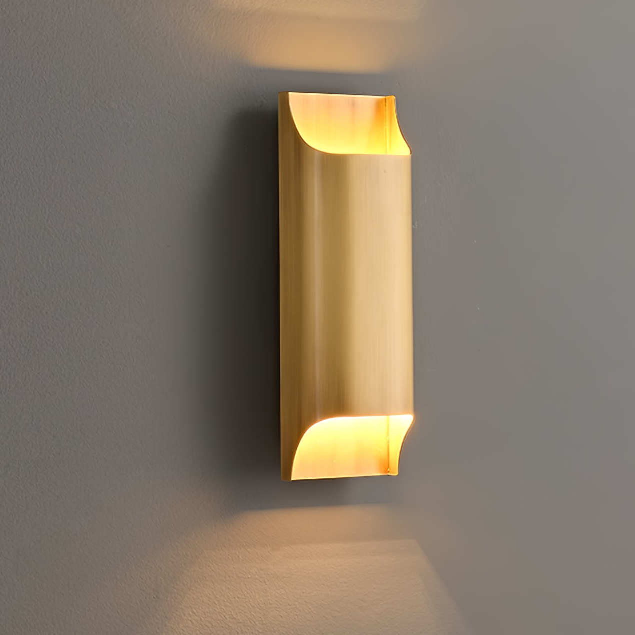 Kestrelon | Slanke silhouet geometrische messing wandlamp