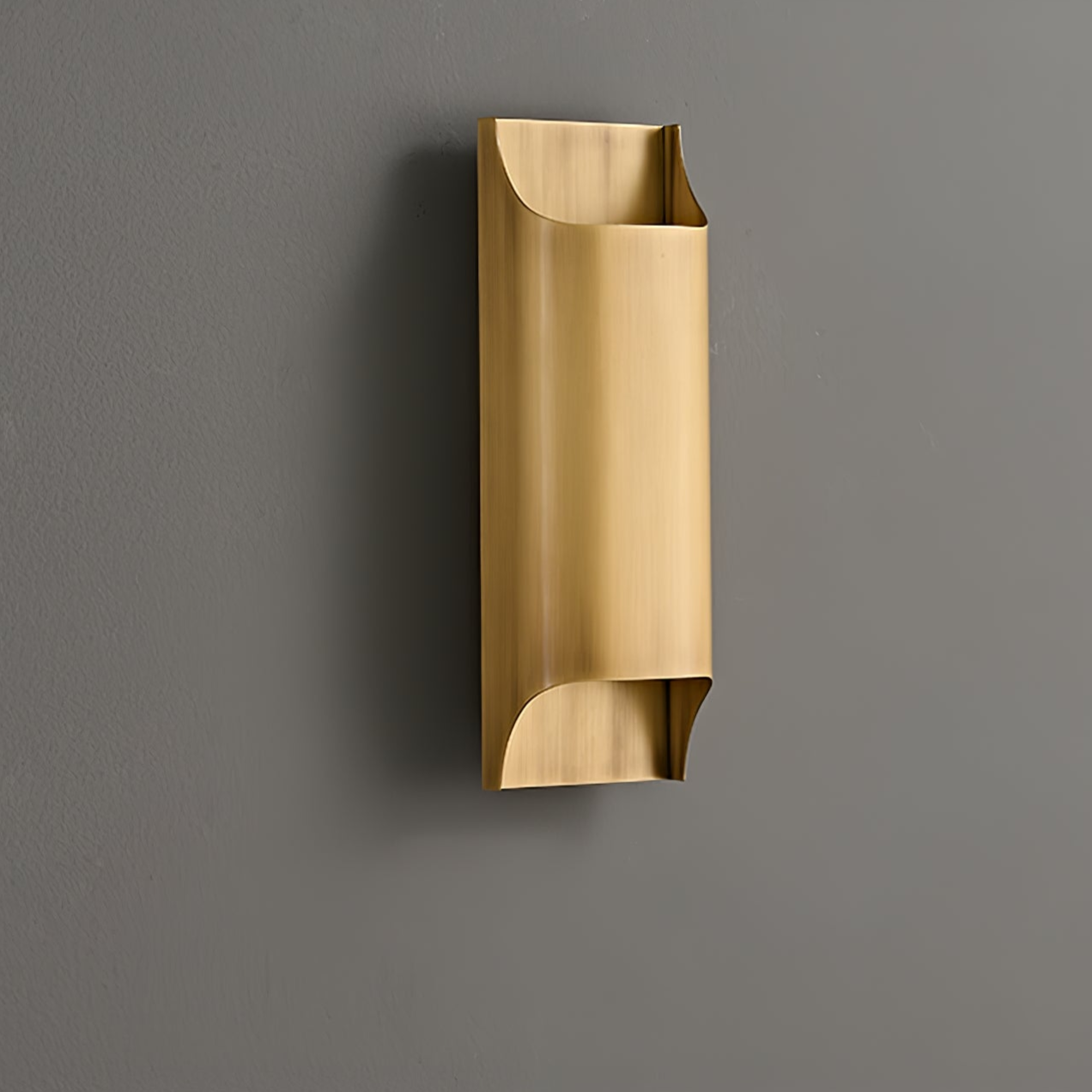 Kestrelon | Slanke silhouet geometrische messing wandlamp