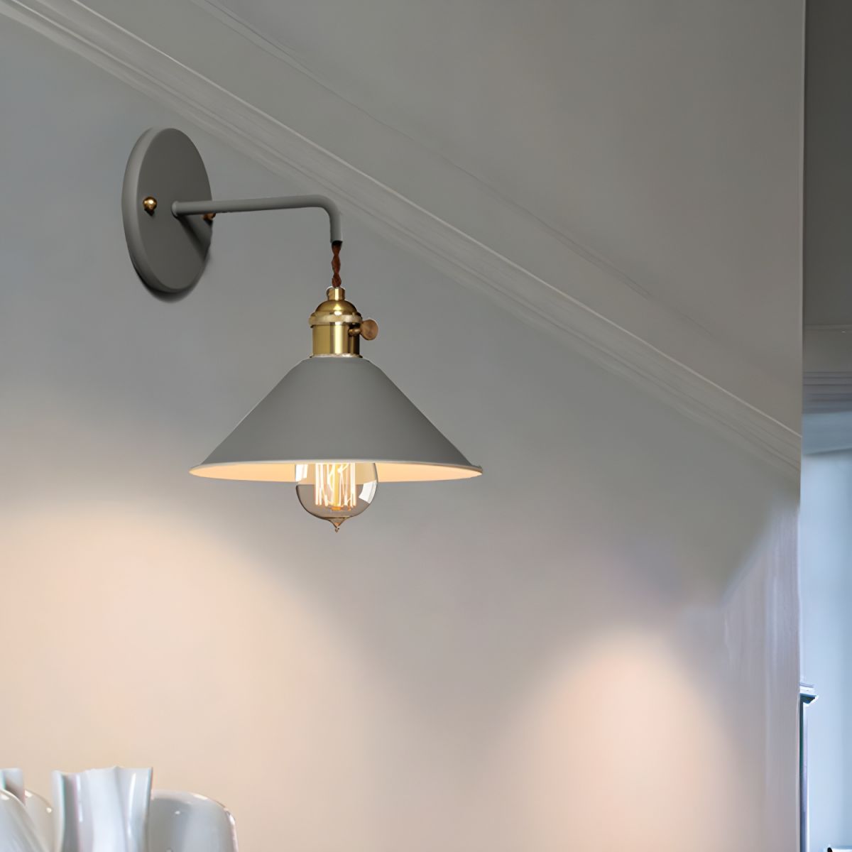 Velmory | Vintage Beschilderde Metalen Naar Beneden Gerichte Kap Moderne Wandlamp