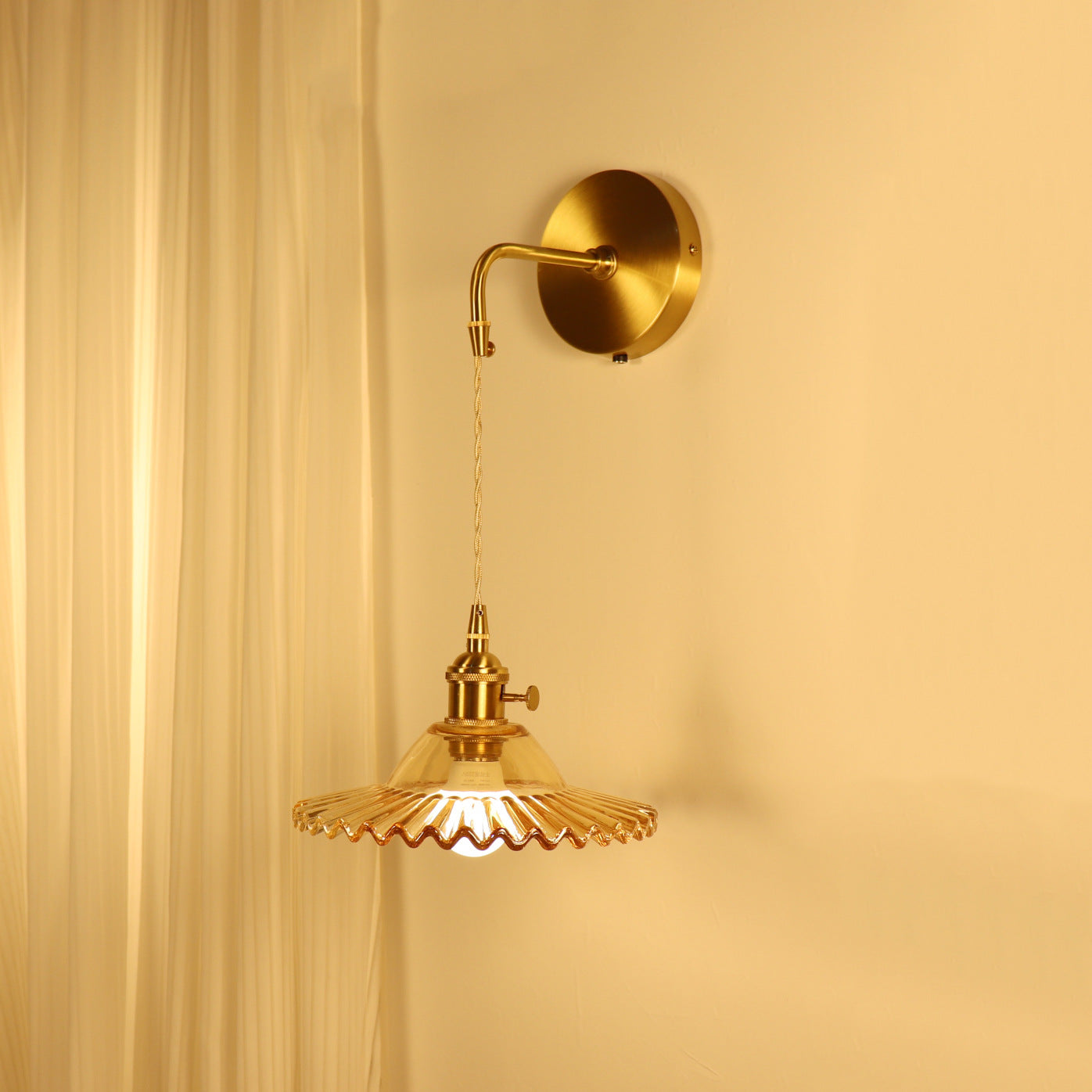 Kelviane | Vintage Art Deco Messing Glazen Kap Wandlamp