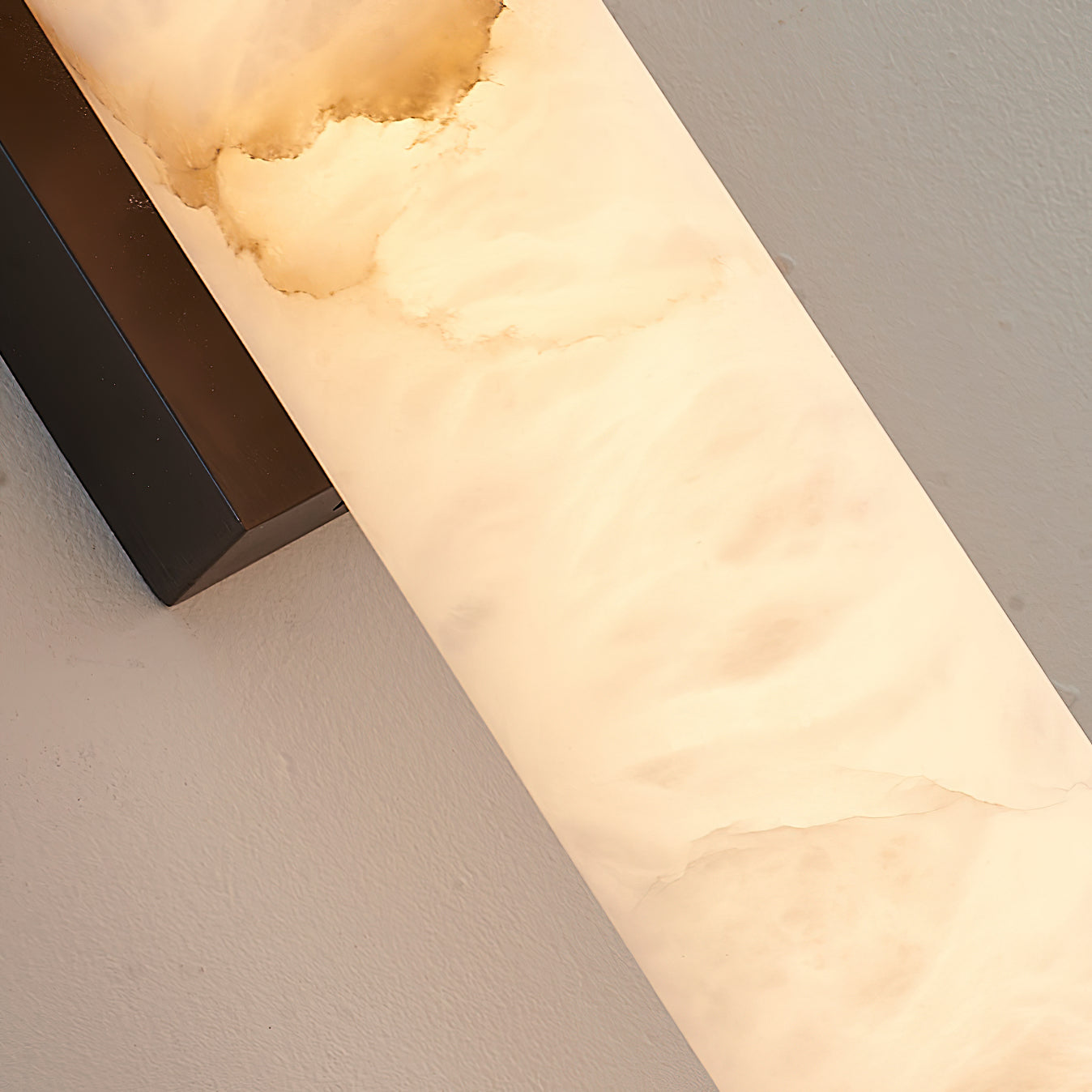 Aristhos | Minimalistische Lineaire Alabaster en Messing Wandlamp