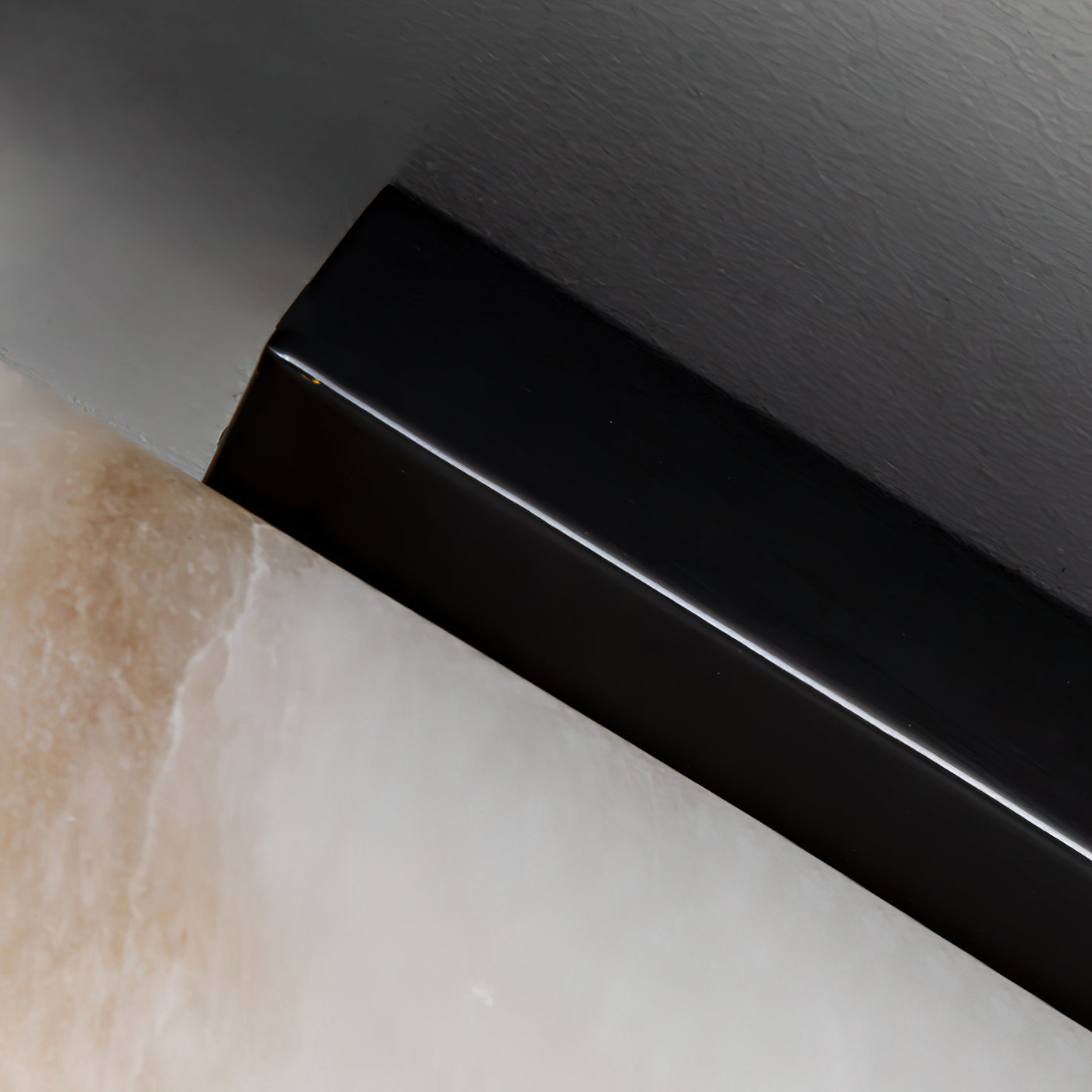 Aristhos | Minimalistische Lineaire Alabaster en Messing Wandlamp