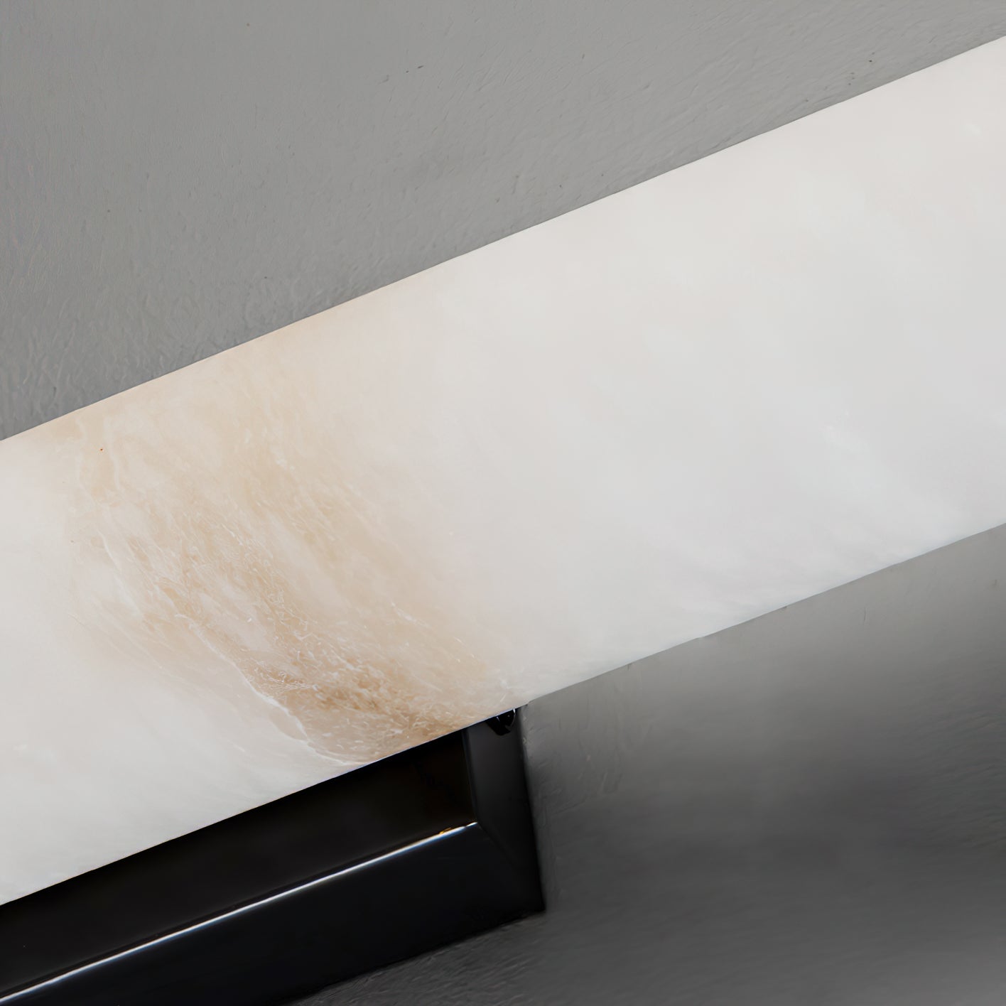 Aristhos | Minimalistische Lineaire Alabaster en Messing Wandlamp