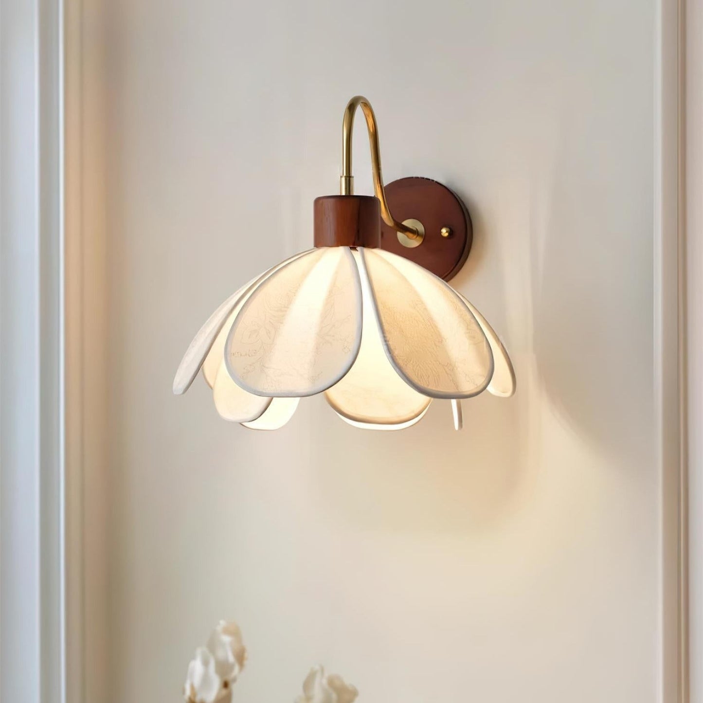 Thalix | Sculpturale Bloemige Bloemblaadje Houten Stof Wandlamp