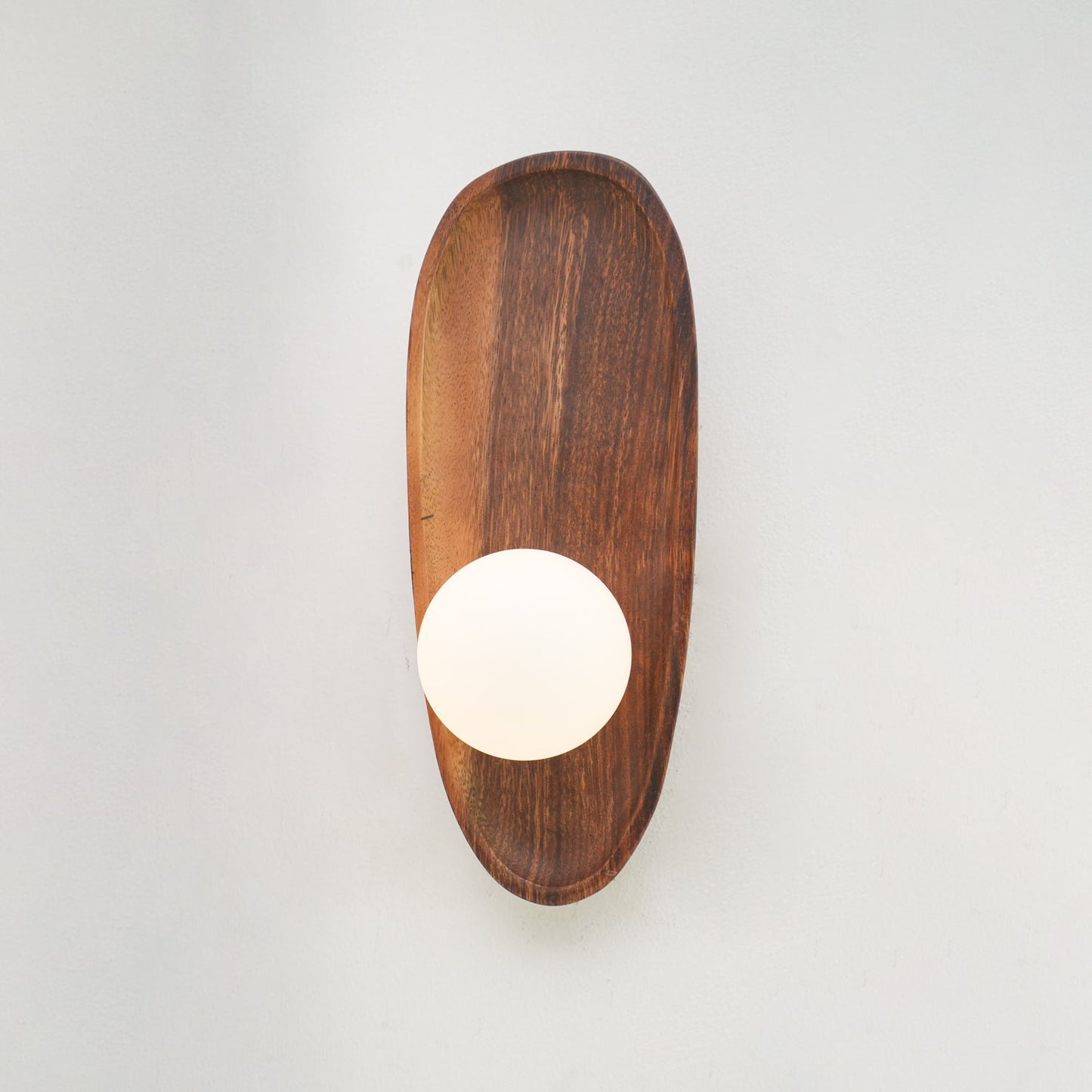 Merivane | Organische textuur glazen houten wandlamp