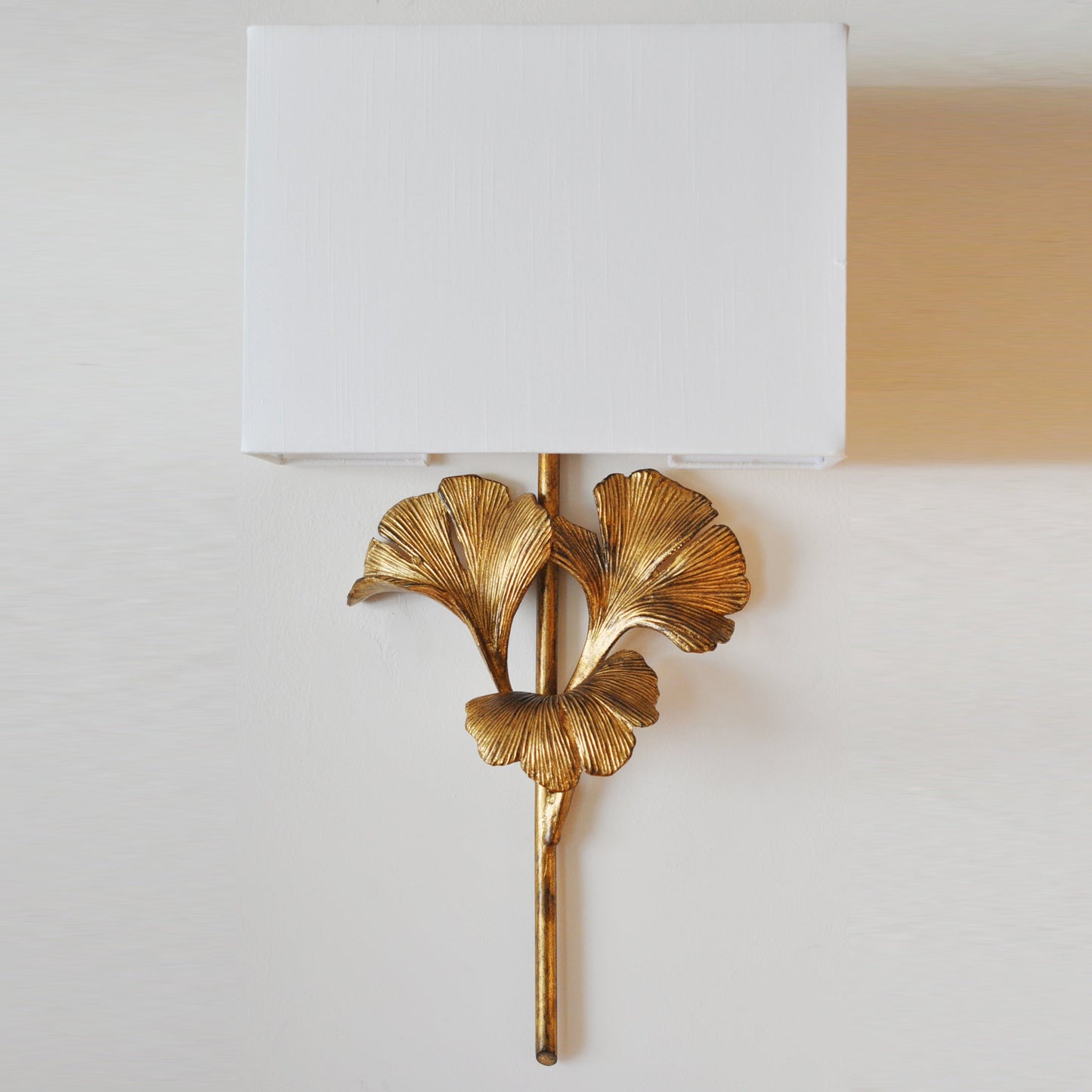 Juvox | Ginkgo Blad Gesculpteerde Stof Messing Schaduw Wandlamp