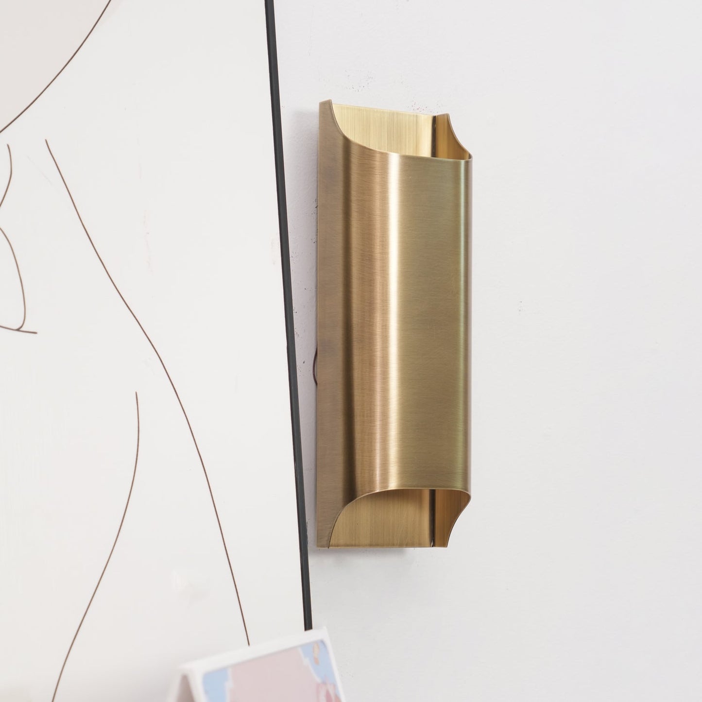 Kestrelon | Slanke silhouet geometrische messing wandlamp