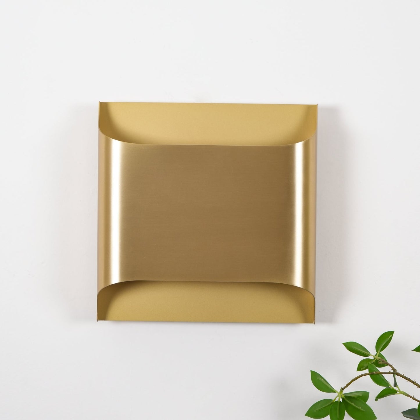 Kestrelon | Slanke silhouet geometrische messing wandlamp