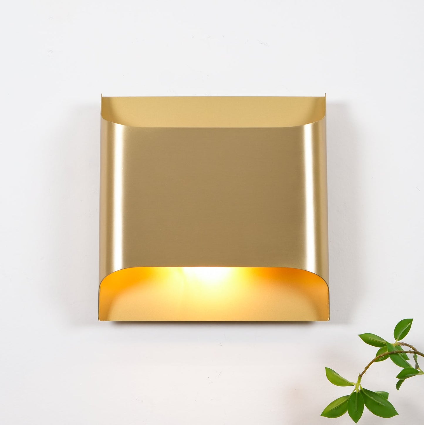 Kestrelon | Slanke silhouet geometrische messing wandlamp