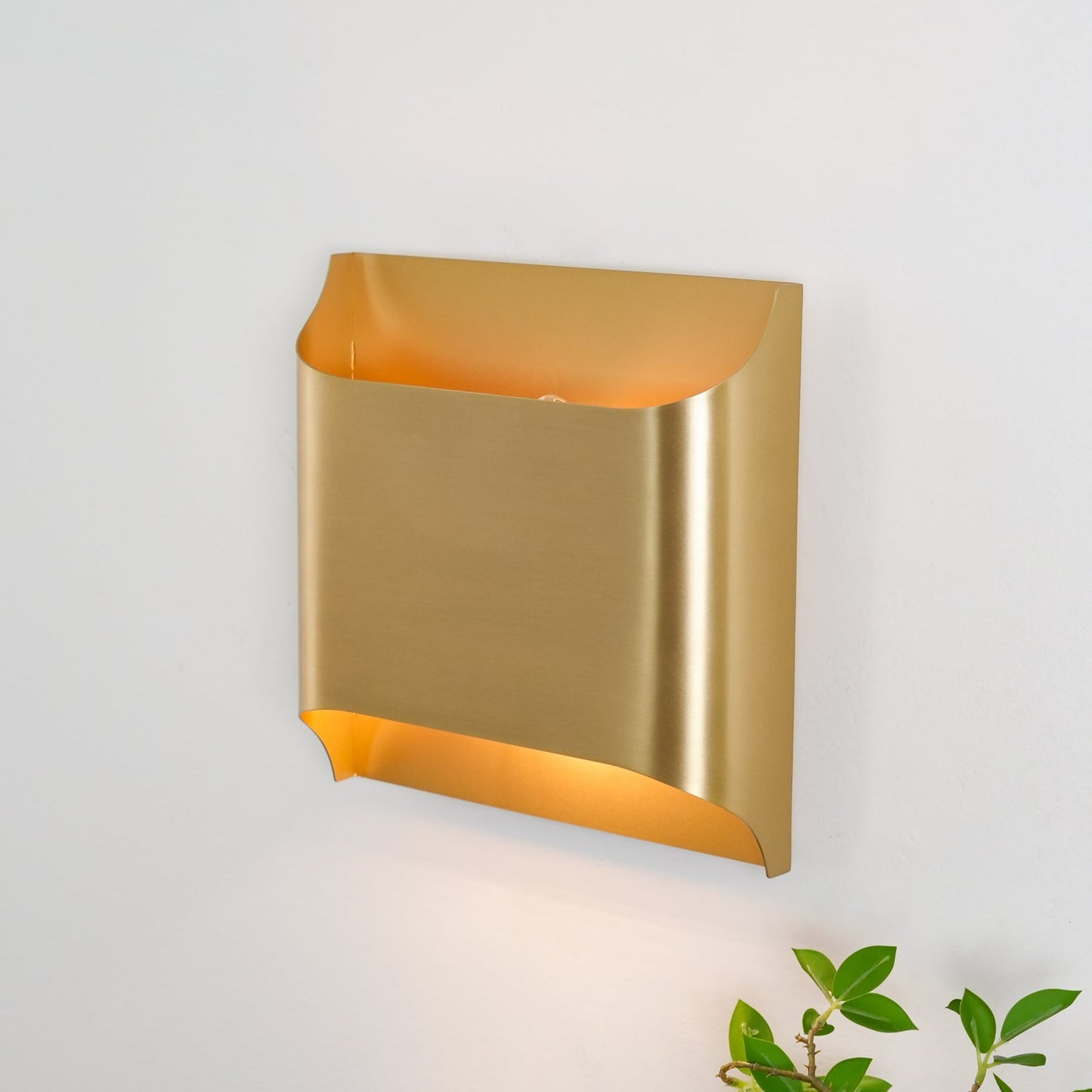 Kestrelon | Slanke silhouet geometrische messing wandlamp