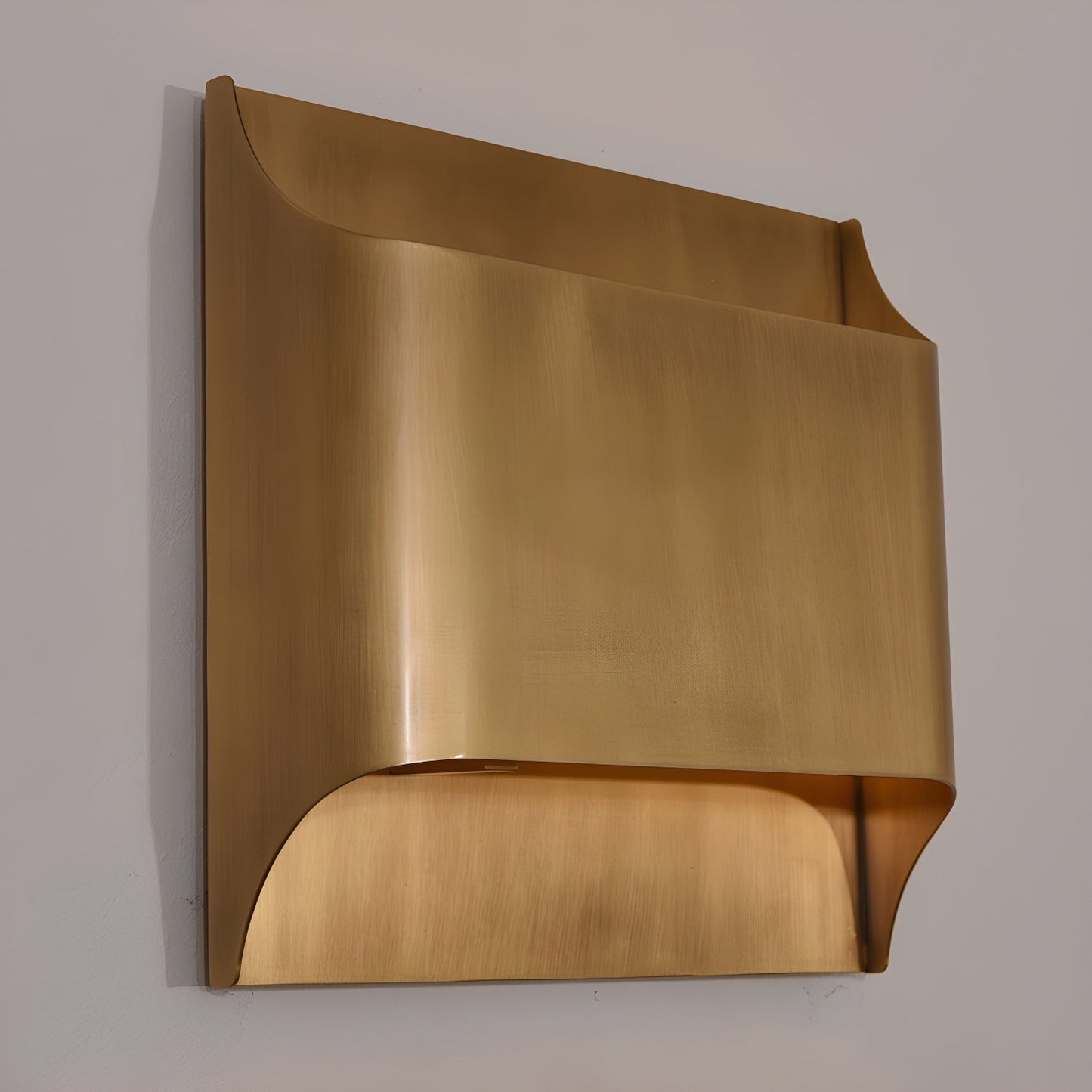 Kestrelon | Slanke silhouet geometrische messing wandlamp