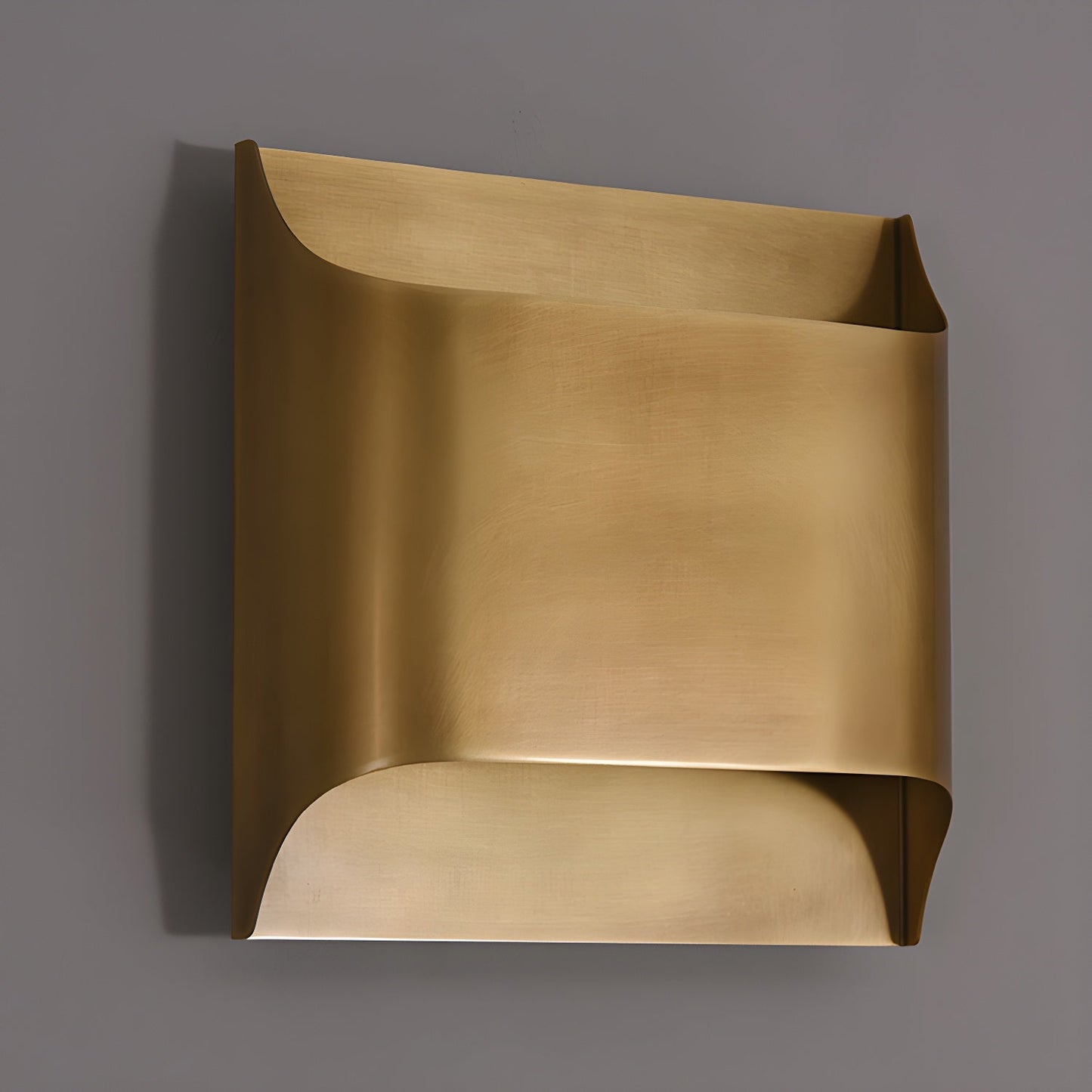 Kestrelon | Slanke silhouet geometrische messing wandlamp