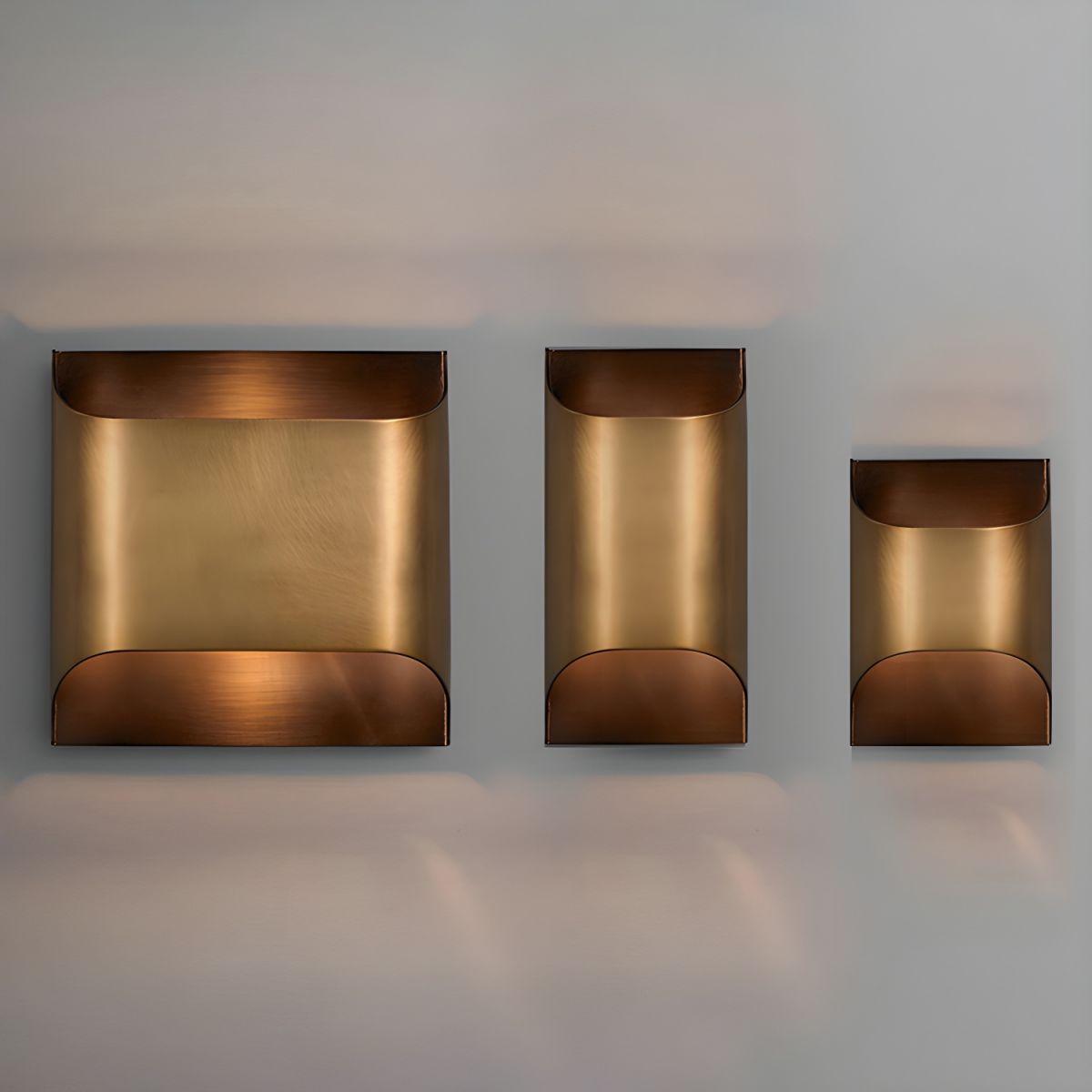 Kestrelon | Slanke silhouet geometrische messing wandlamp