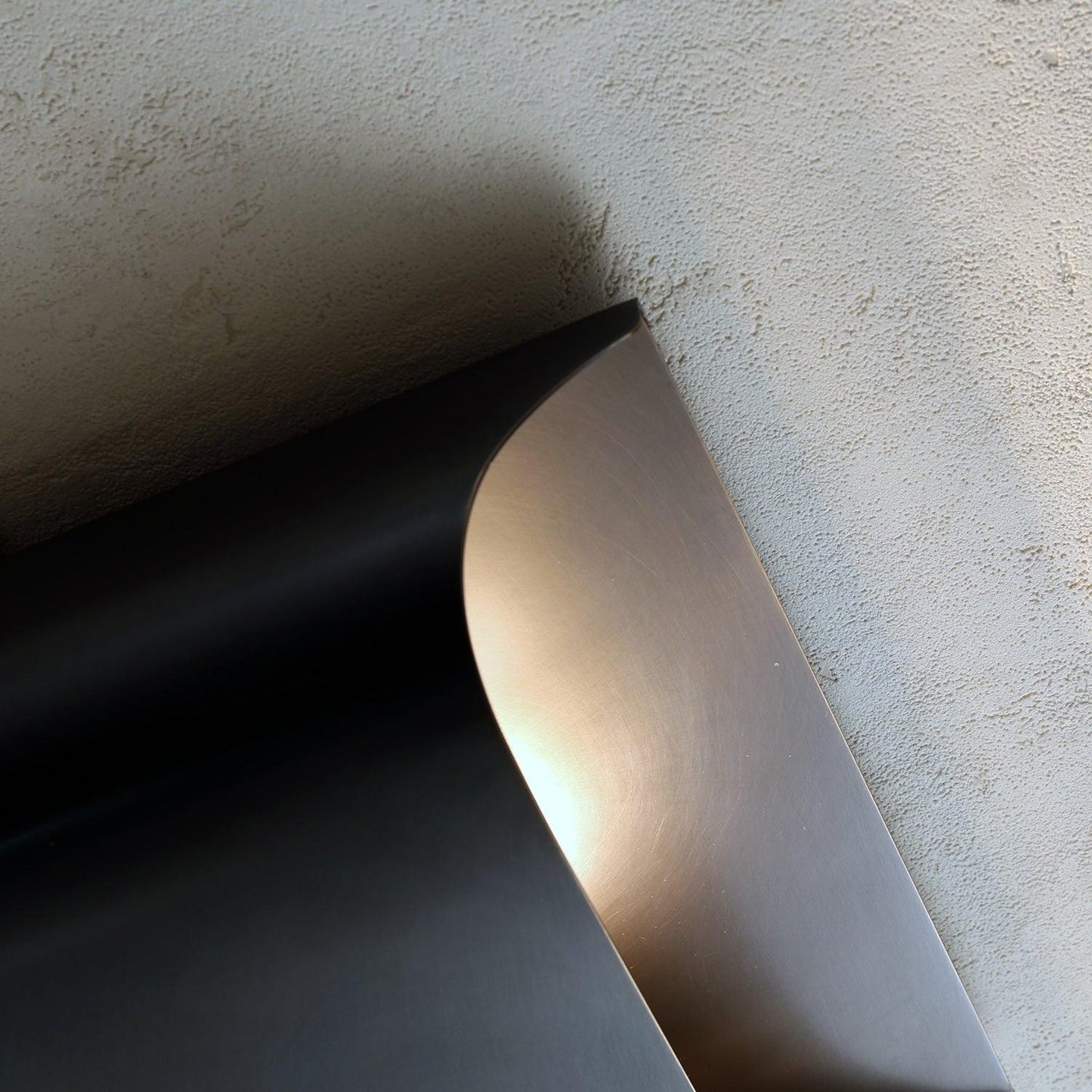 Kestrelon | Slanke silhouet geometrische messing wandlamp