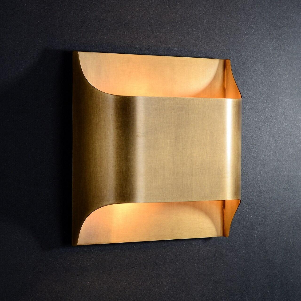Kestrelon | Slanke silhouet geometrische messing wandlamp