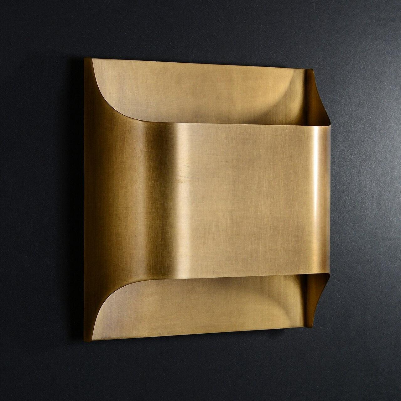 Kestrelon | Slanke silhouet geometrische messing wandlamp