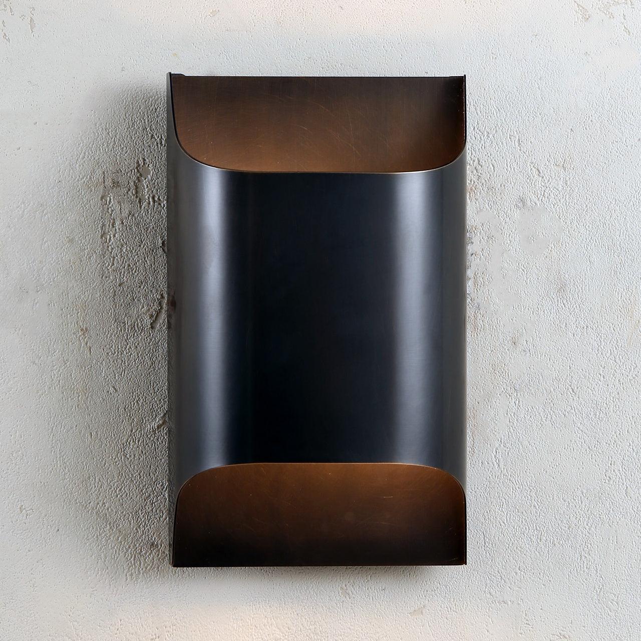 Kestrelon | Slanke silhouet geometrische messing wandlamp