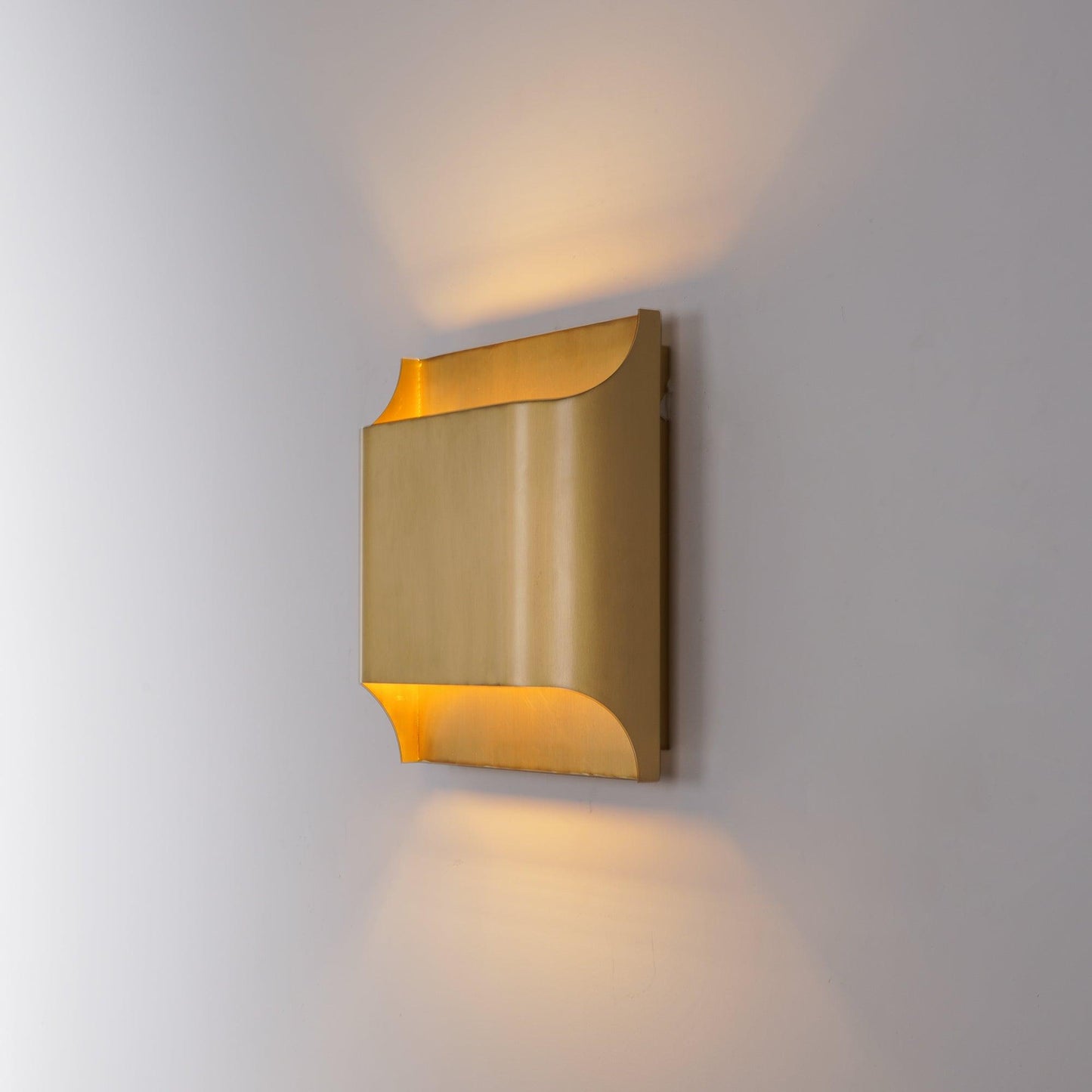 Kestrelon | Slanke silhouet geometrische messing wandlamp