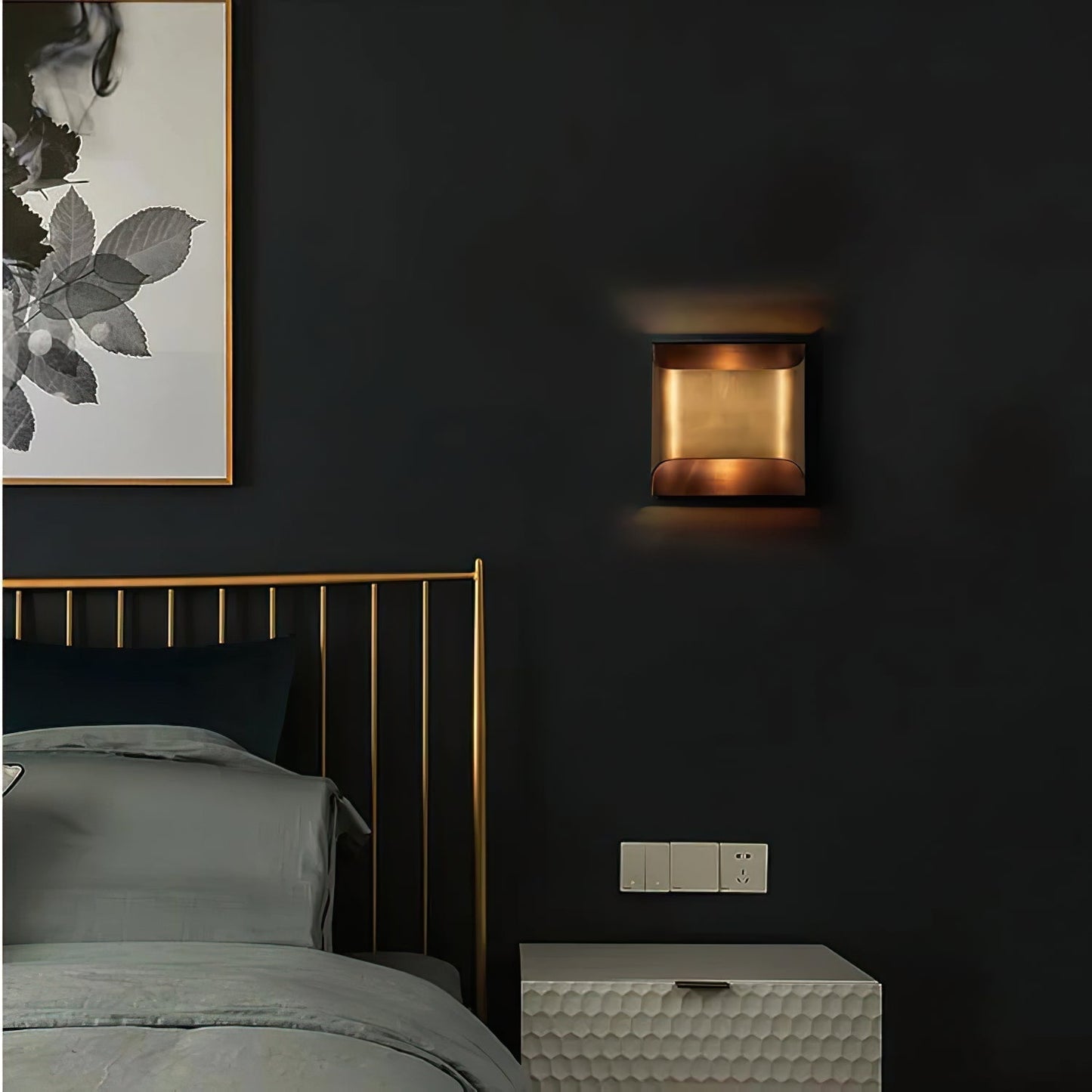 Kestrelon | Slanke silhouet geometrische messing wandlamp