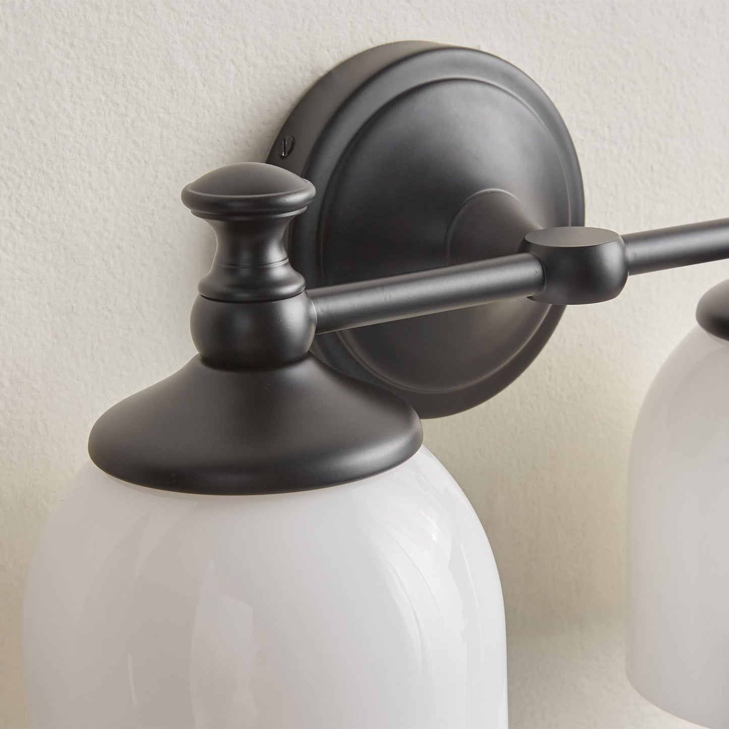Lisaeth | Minimalistische Arm Wandlamp met Sferische Glazen Bol