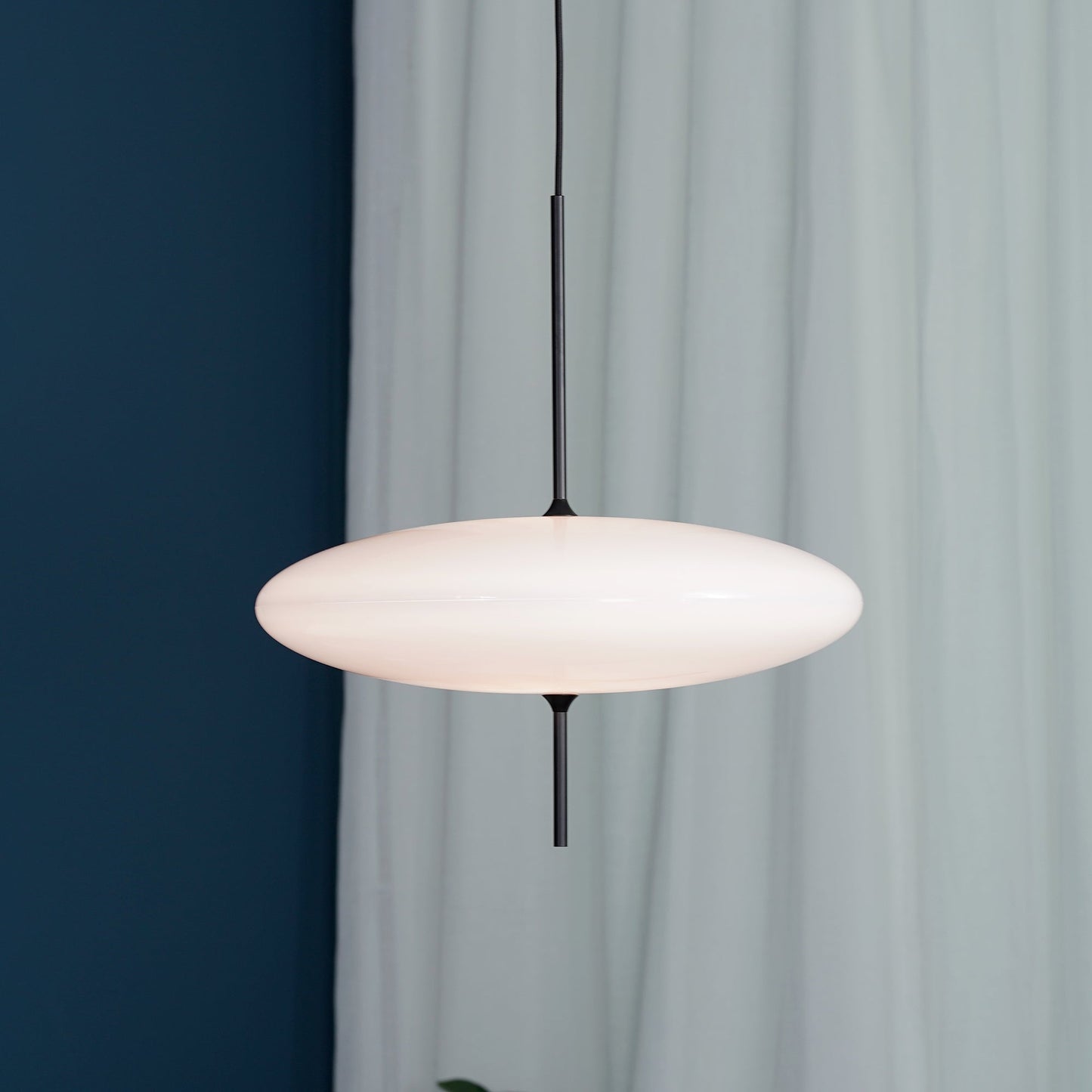Belthorim | Opalescente Schijf Silhouet Minimalistische Hanglamp