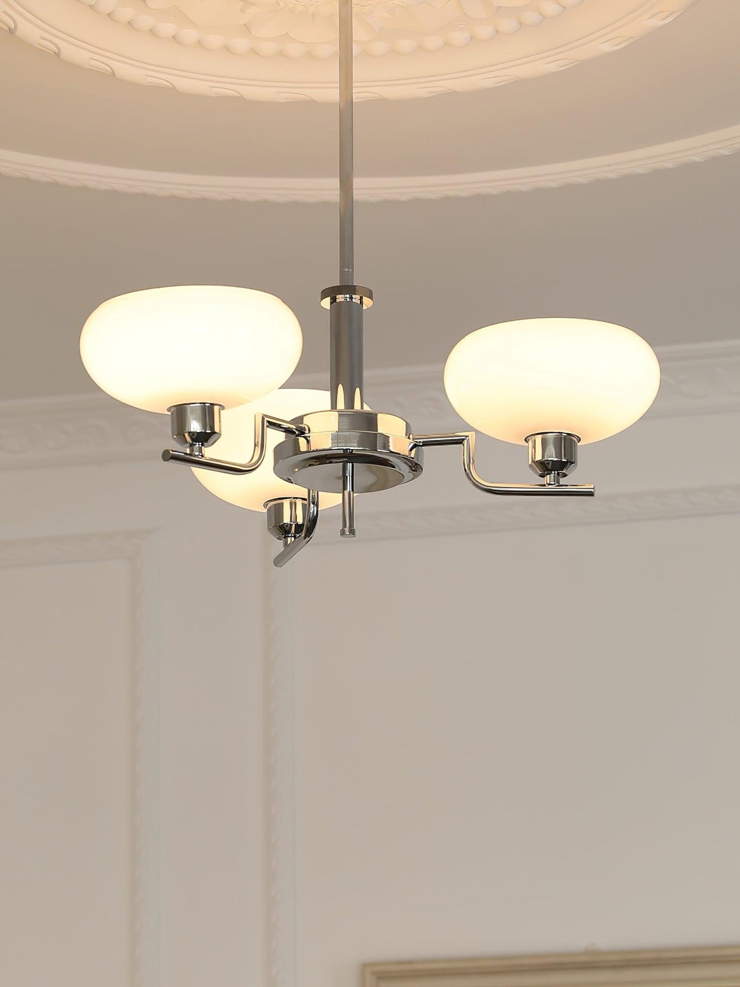 Sythos | Sferische Glazen Globe Messing Frame Hemelse Kroonluchter