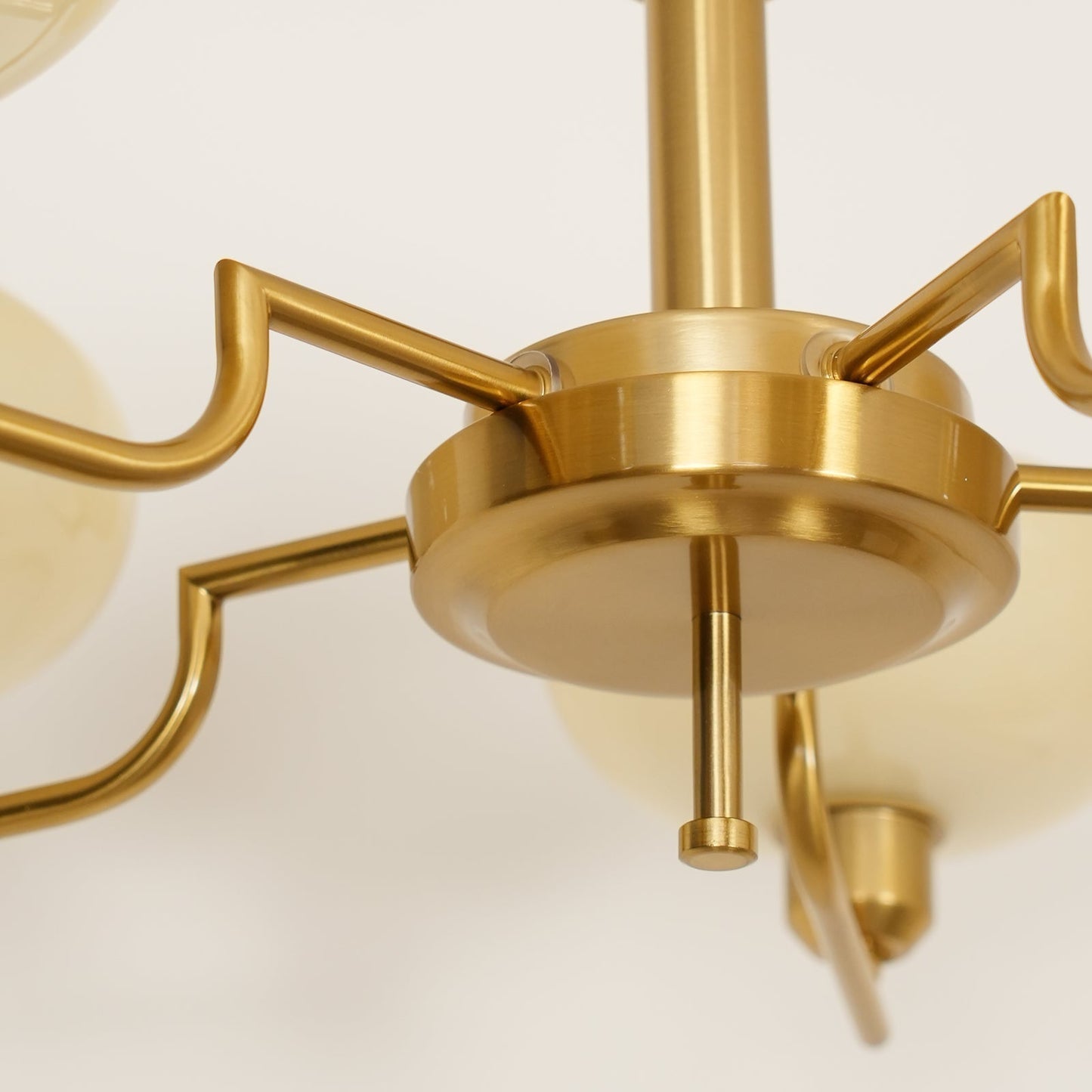 Sythos | Sferische Glazen Globe Messing Frame Hemelse Kroonluchter