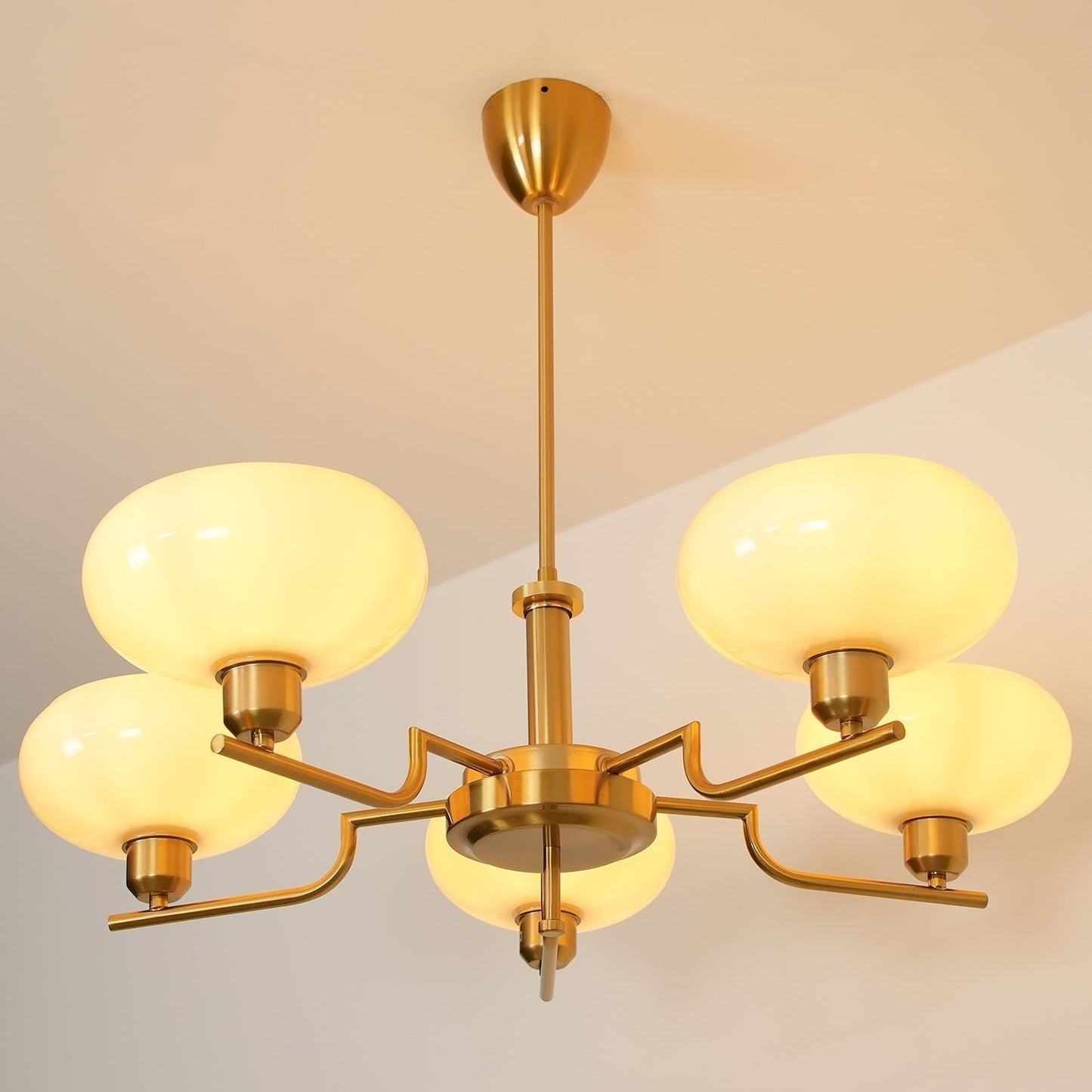 Sythos | Sferische Glazen Globe Messing Frame Hemelse Kroonluchter