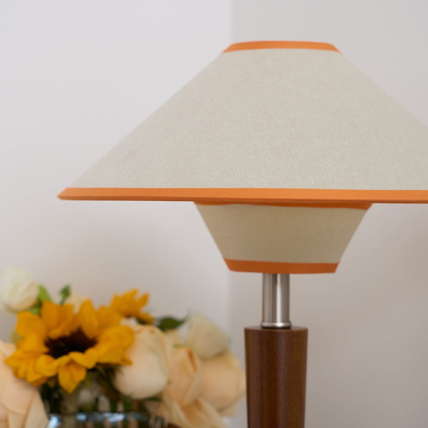 Zymorica | Midcentury Moderne Notenhouten Kolom Accent Tafellamp