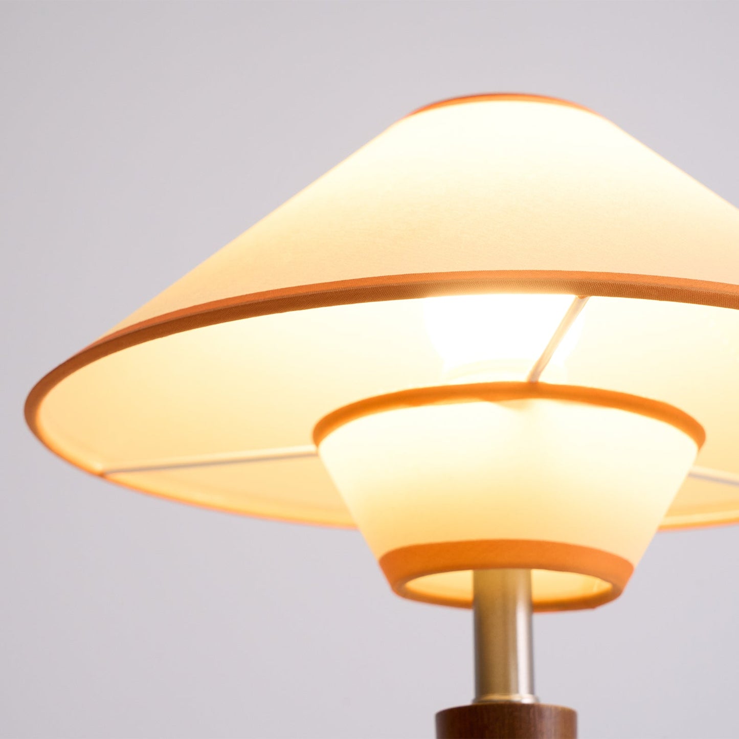 Zymorica | Midcentury Moderne Notenhouten Kolom Accent Tafellamp