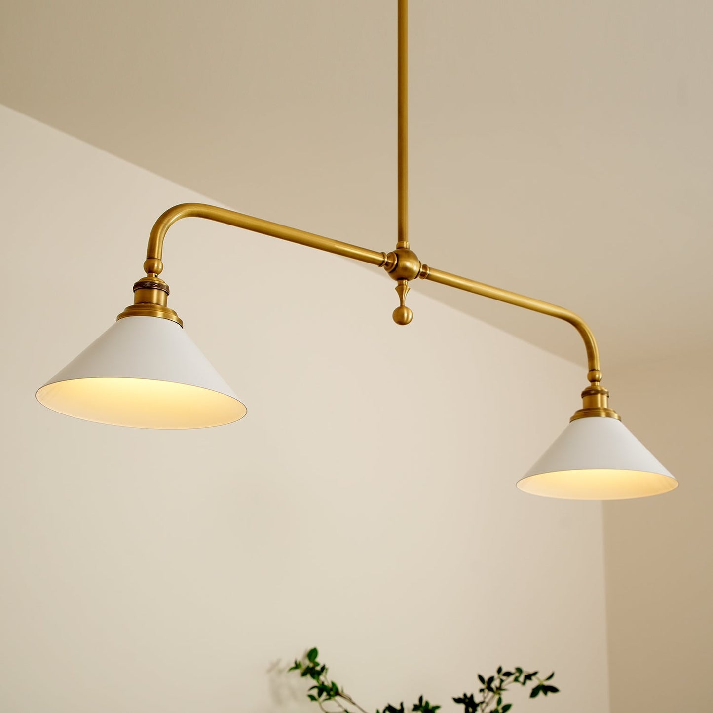 Elowen | Midden Eeuw Metalen Frame Hanglamp met Dubbele Glazen Schermen
