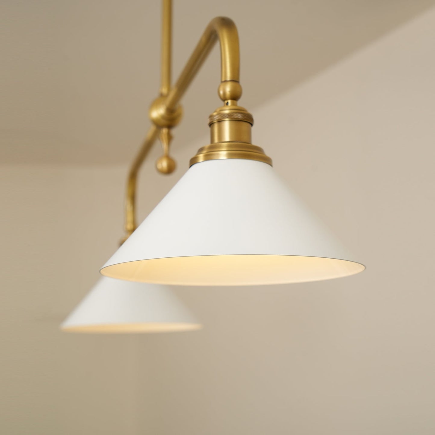 Elowen | Midden Eeuw Metalen Frame Hanglamp met Dubbele Glazen Schermen