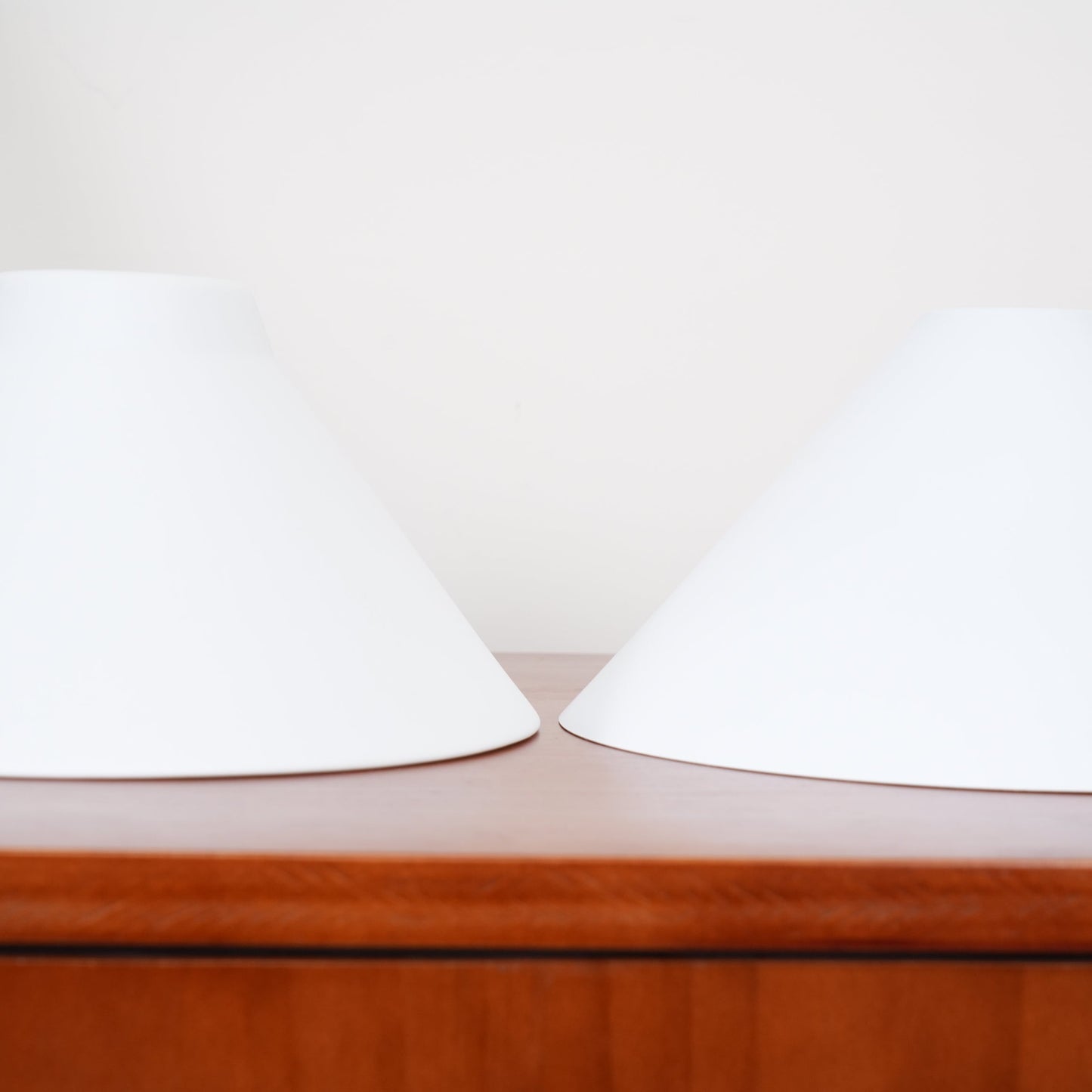 Elowen | Midden Eeuw Metalen Frame Hanglamp met Dubbele Glazen Schermen