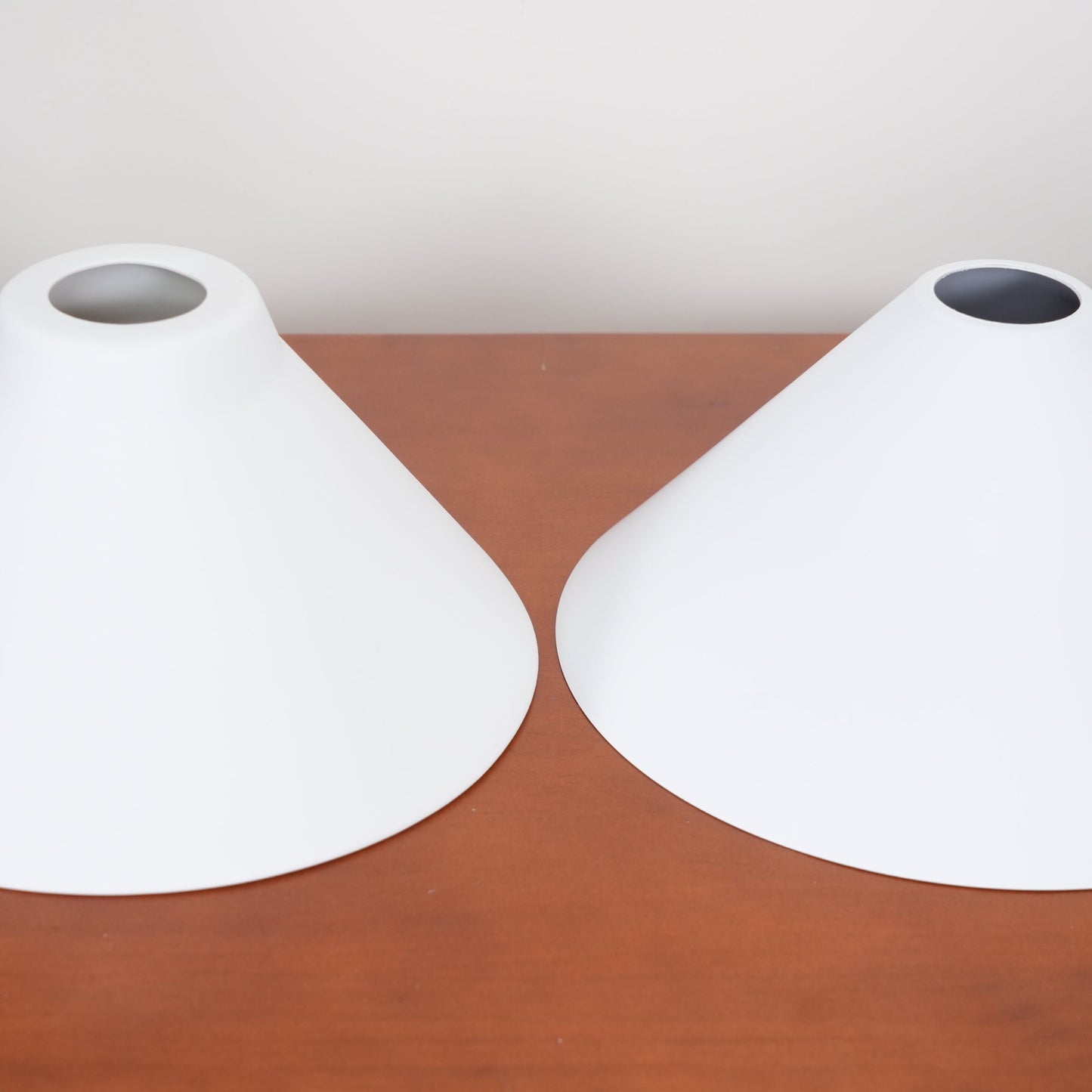 Elowen | Midden Eeuw Metalen Frame Hanglamp met Dubbele Glazen Schermen