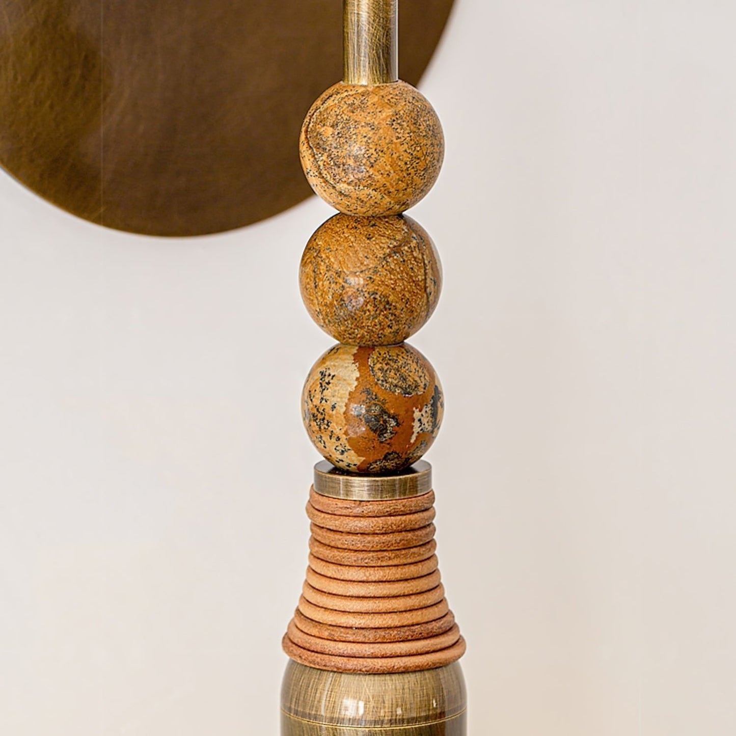 Mirathen | Sculpturale geperforeerde marmeren wandlamp