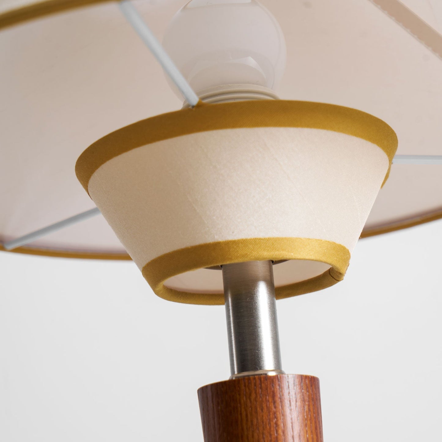 Zymorica | Midcentury Moderne Notenhouten Kolom Accent Tafellamp
