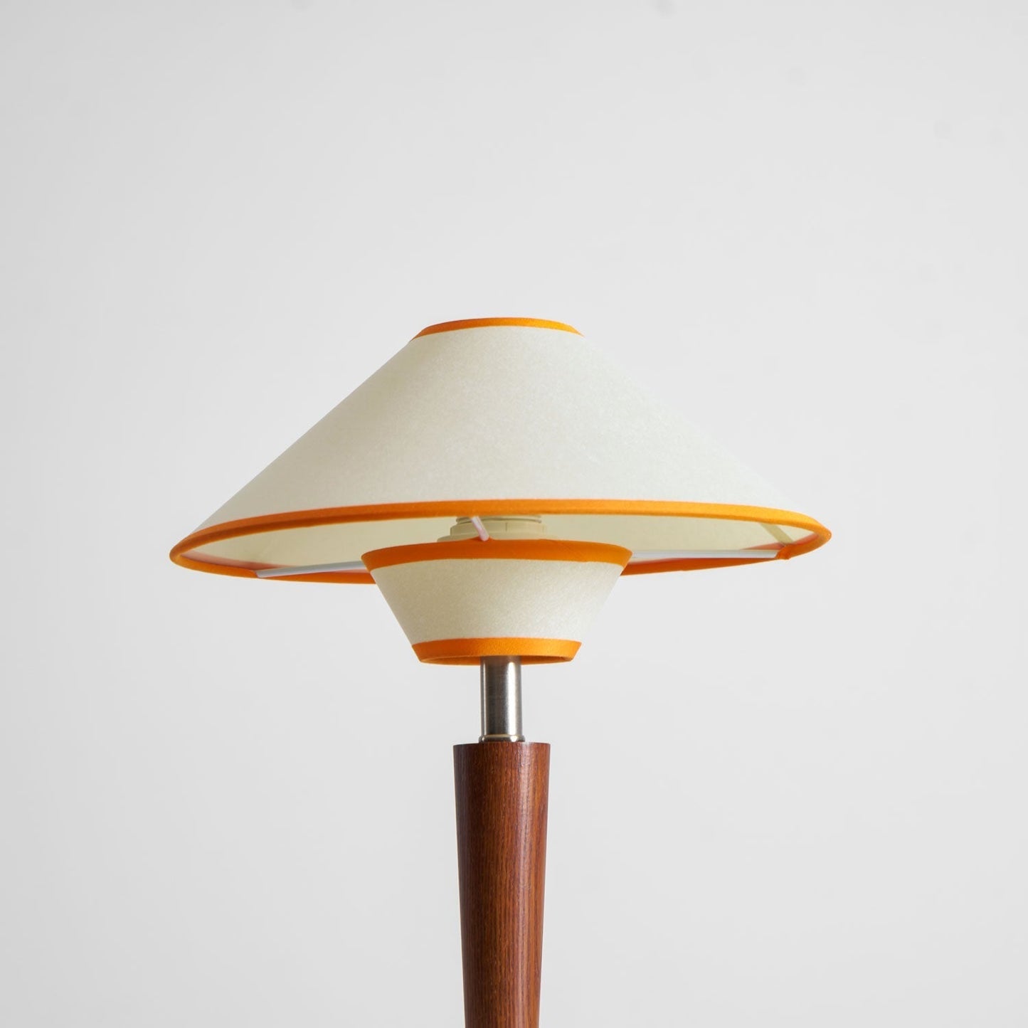 Zymorica | Midcentury Moderne Notenhouten Kolom Accent Tafellamp