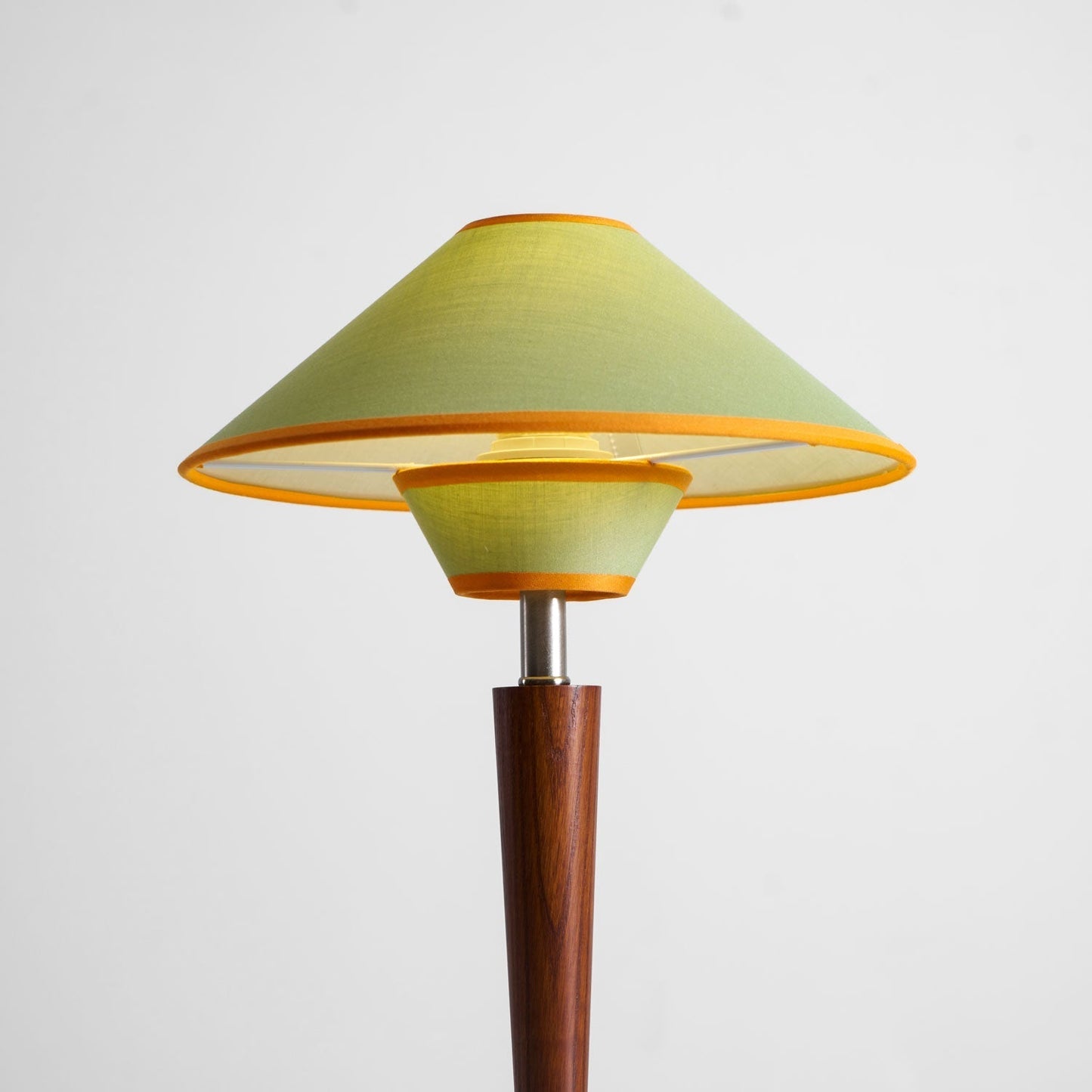 Zymorica | Midcentury Moderne Notenhouten Kolom Accent Tafellamp