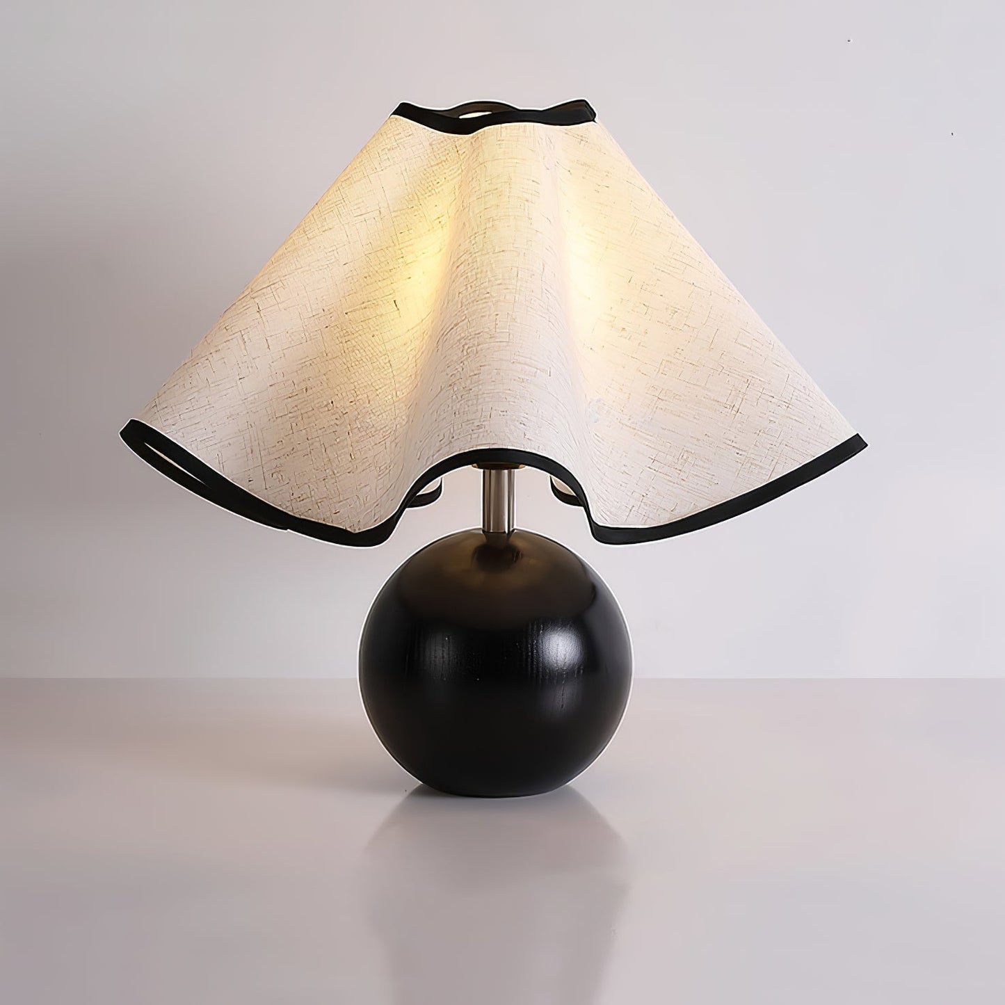 Meriloch | Sculpturale golf stoffen houten basis tafellamp