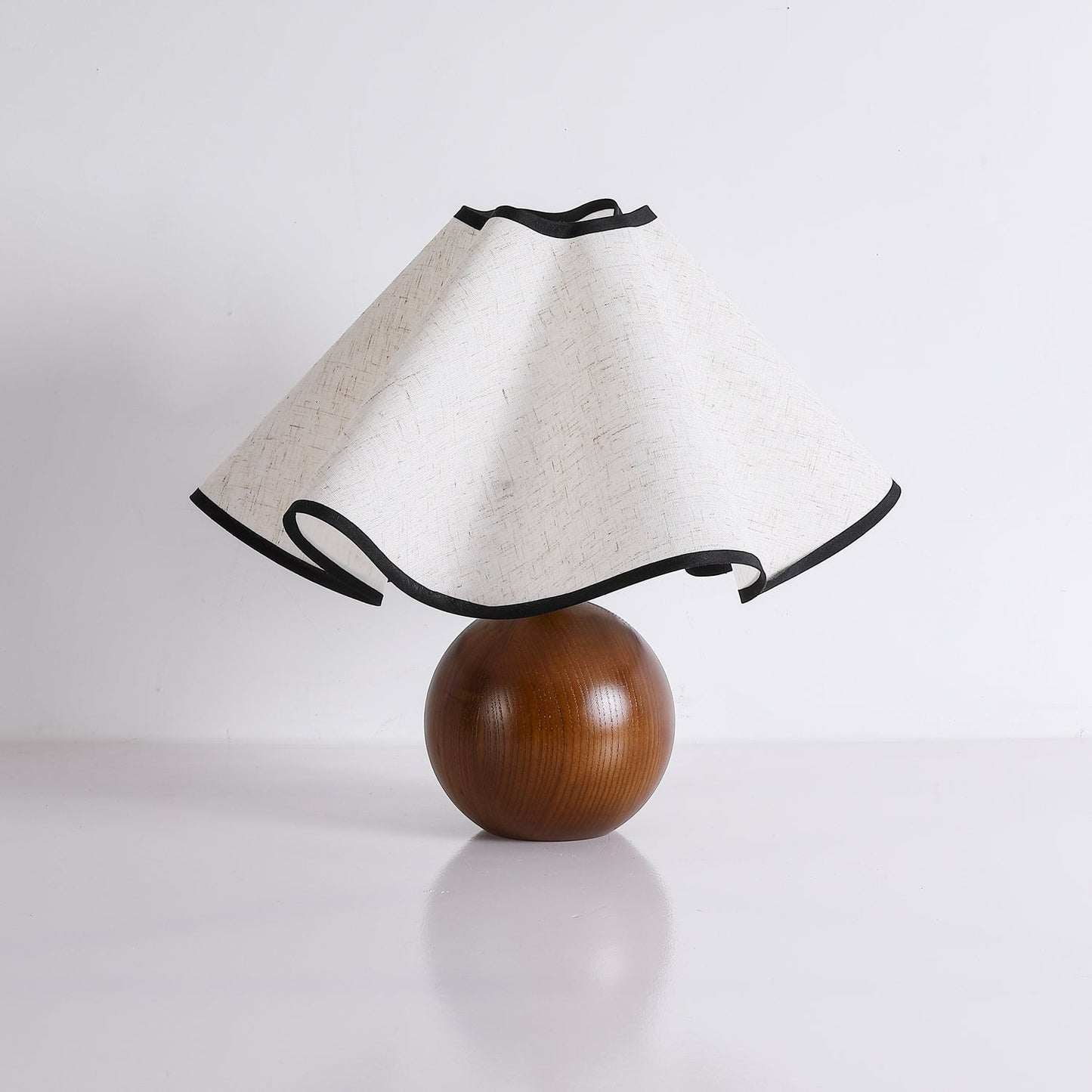 Meriloch | Sculpturale golf stoffen houten basis tafellamp