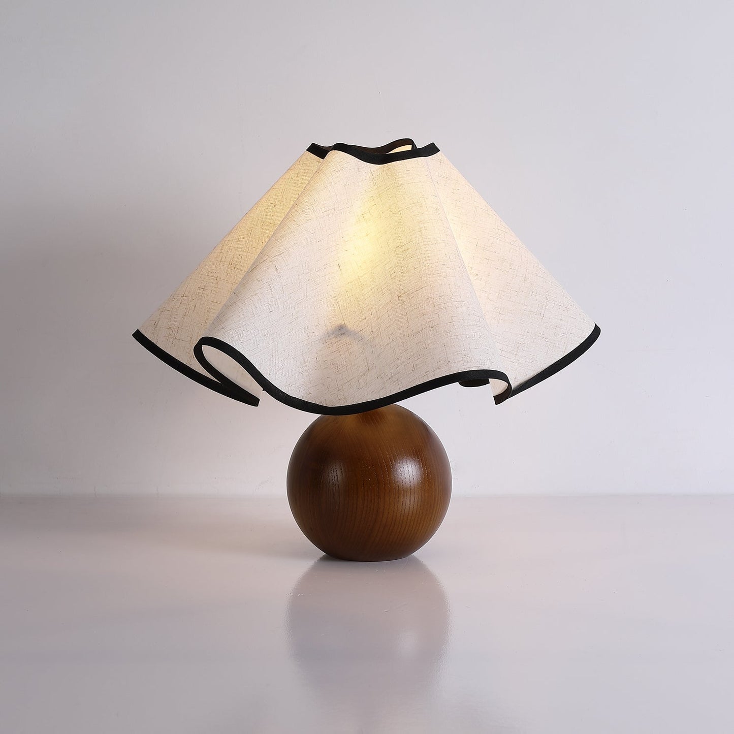 Meriloch | Sculpturale golf stoffen houten basis tafellamp