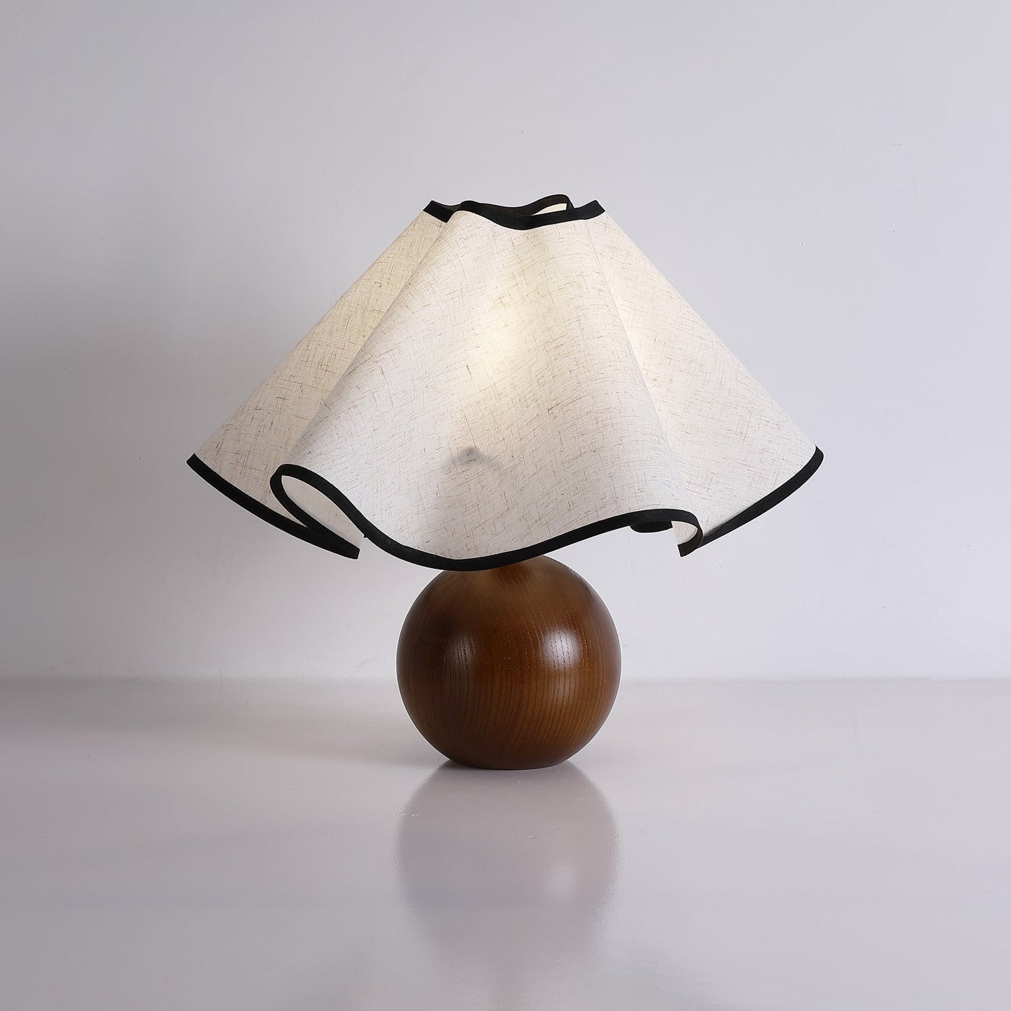Meriloch | Sculpturale golf stoffen houten basis tafellamp