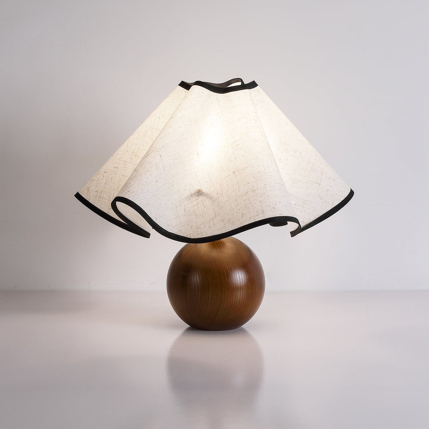 Meriloch | Sculpturale golf stoffen houten basis tafellamp