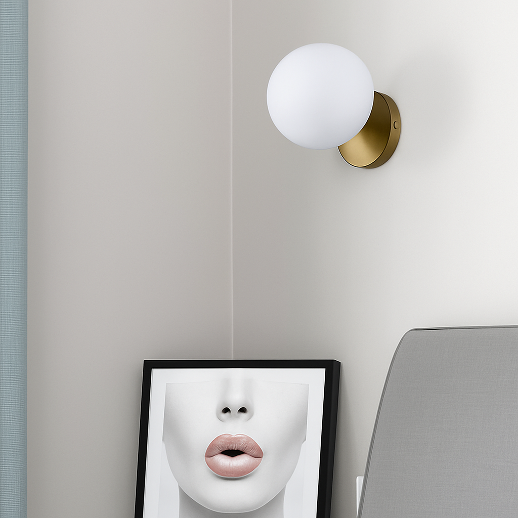 Krythall | Geometrische Mat Glazen Bol Vergulde Wandlamp