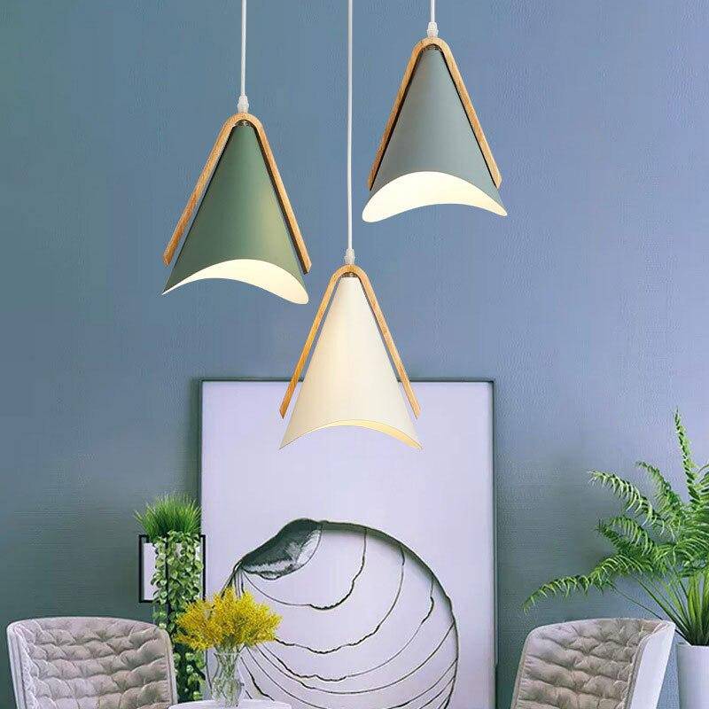 Veldoran | Noordse taps toelopende houten en ijzeren hanglamp