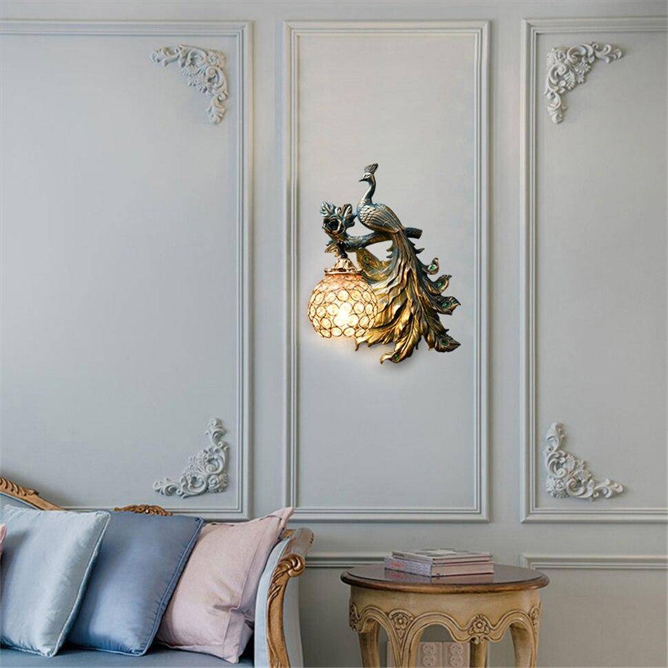 Meridian | Sculpturale Pauw Silhouet Glas-in-lood Wandlamp